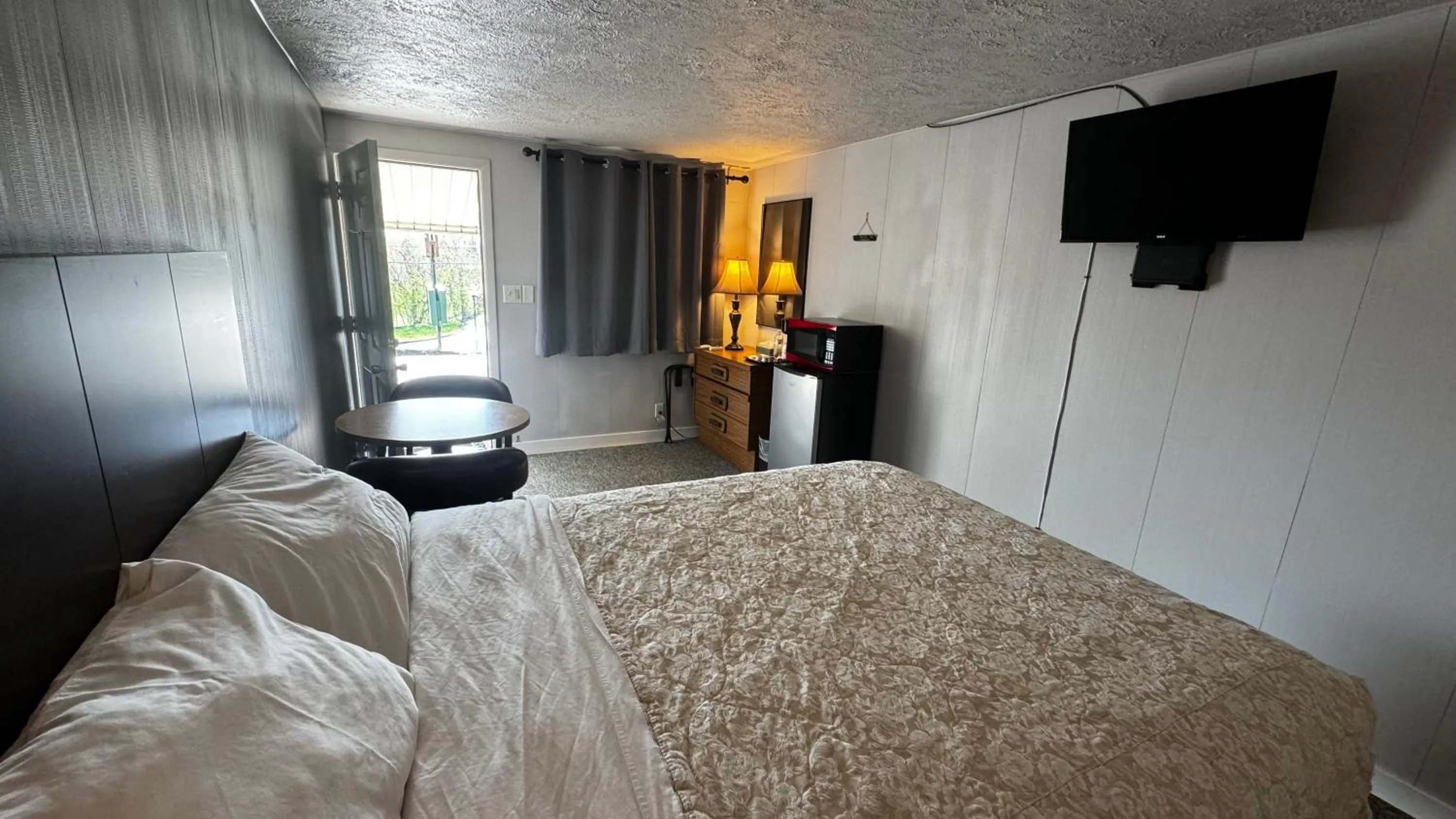 Photo of the whole room, Bed in Hopwood Motel