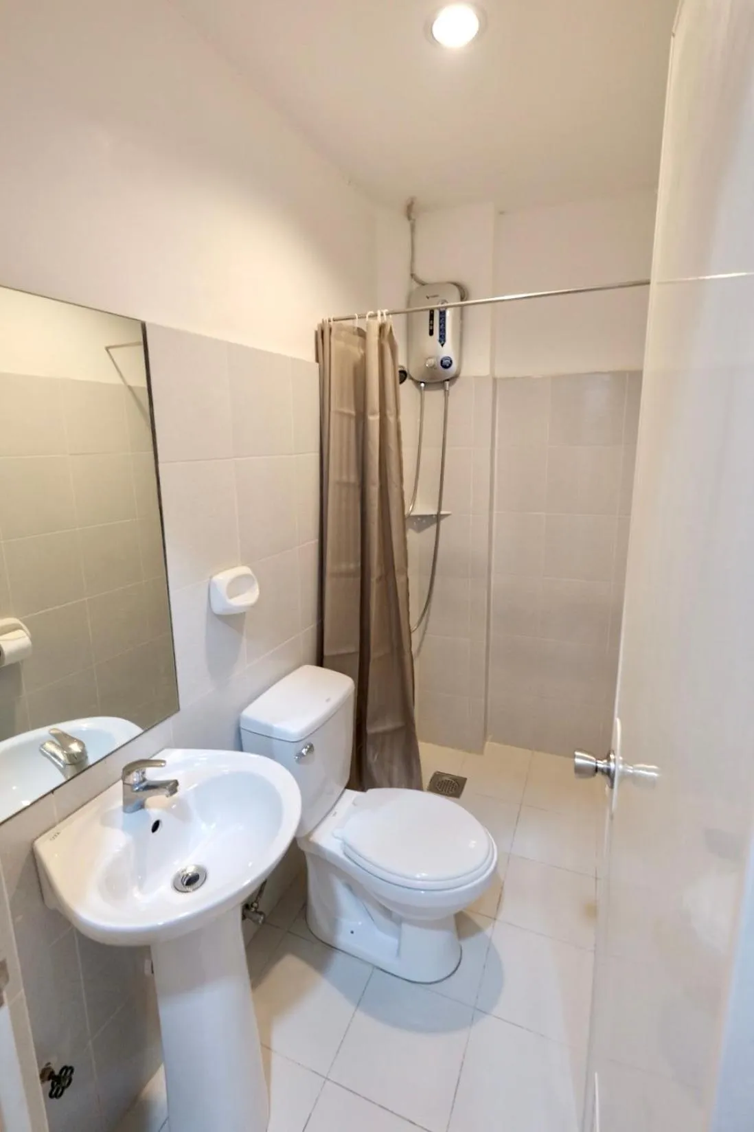 Bathroom in Beds & Friends Hostel Mactan with Pool and Bar