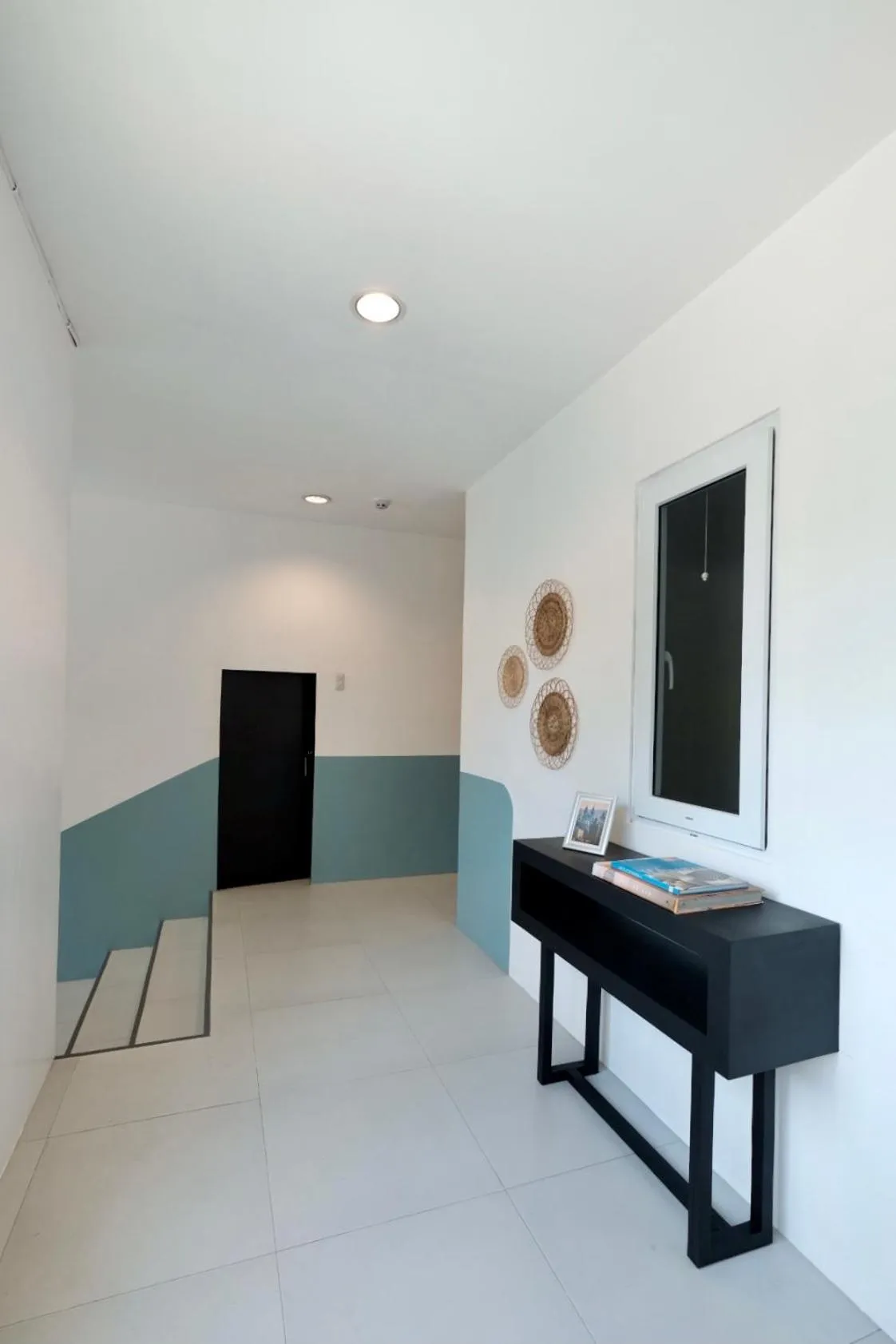 Beds & Friends Hostel Mactan with Pool and Bar