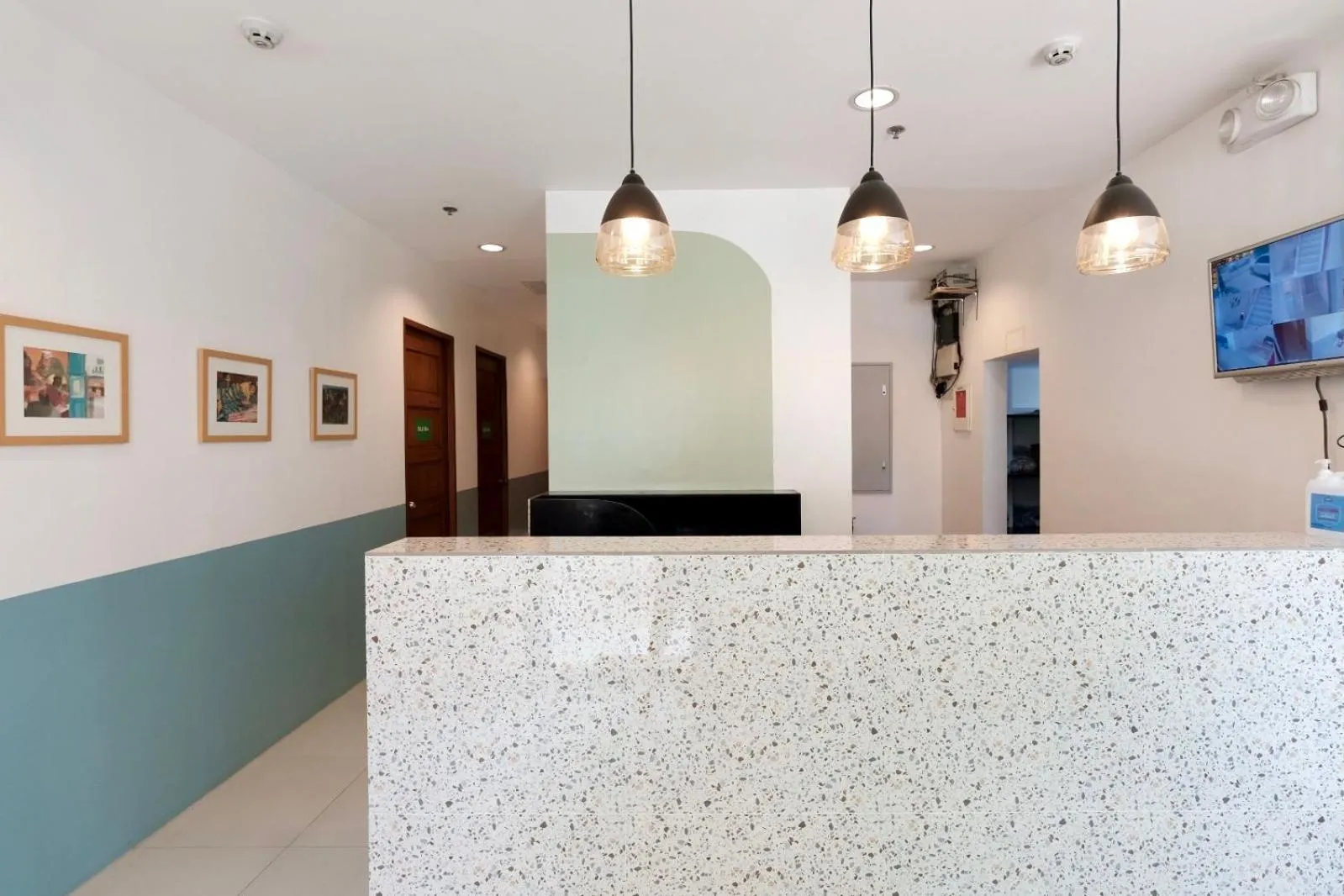 Beds & Friends Hostel Mactan with Pool and Bar