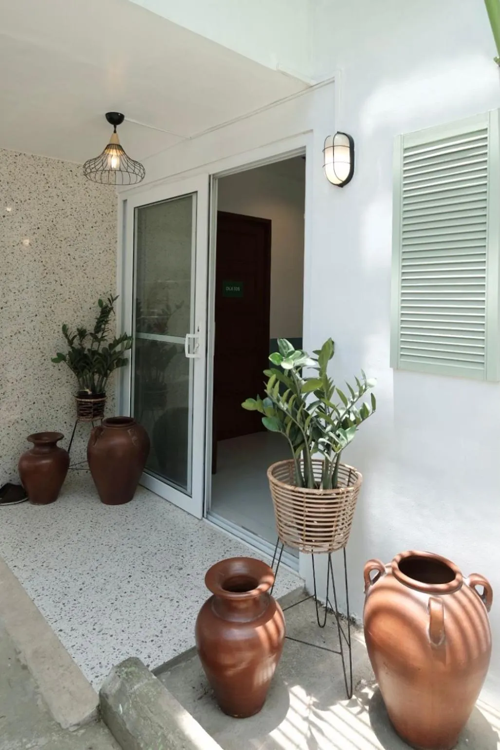 Beds & Friends Hostel Mactan with Pool and Bar