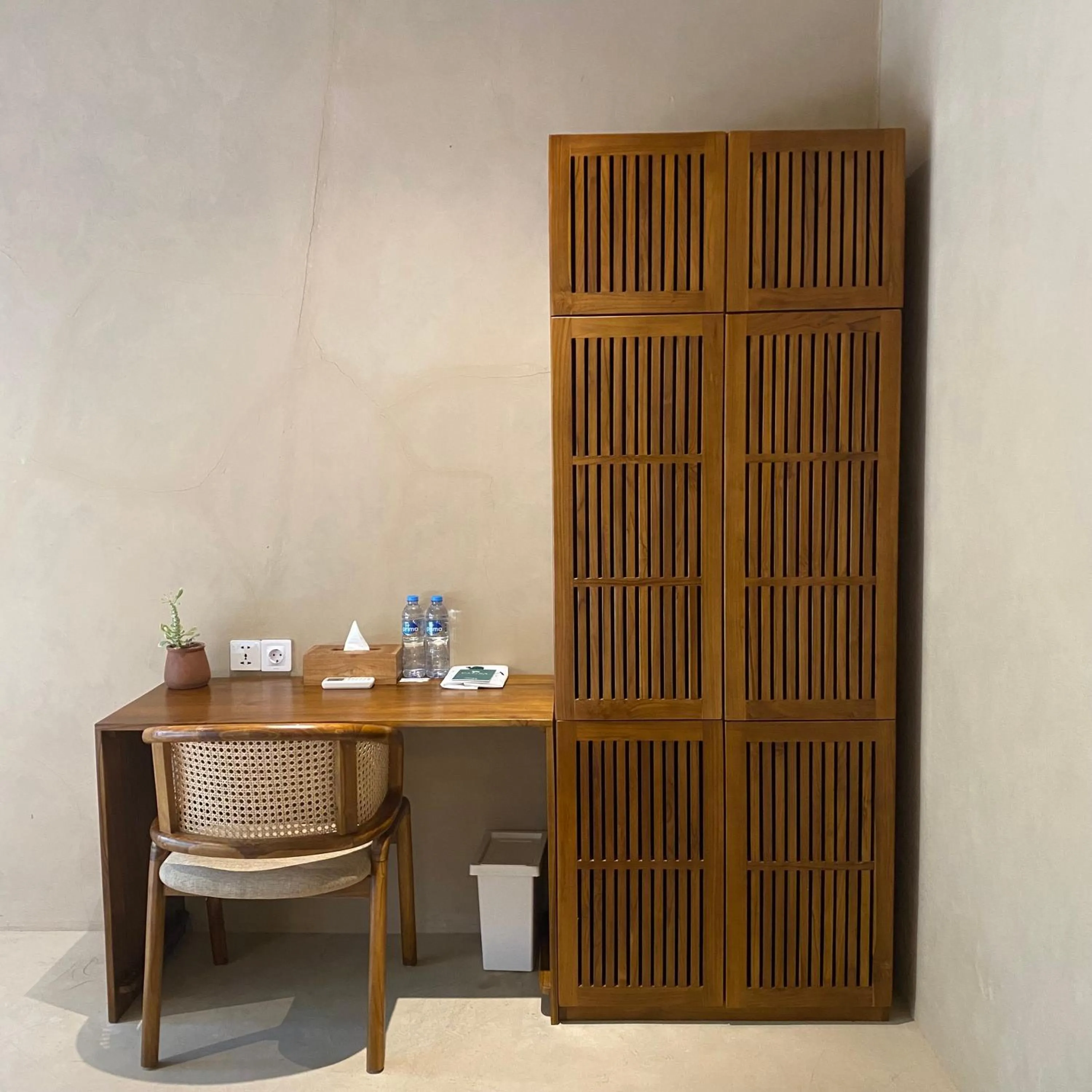 wardrobe in Cabana Surf and Stay