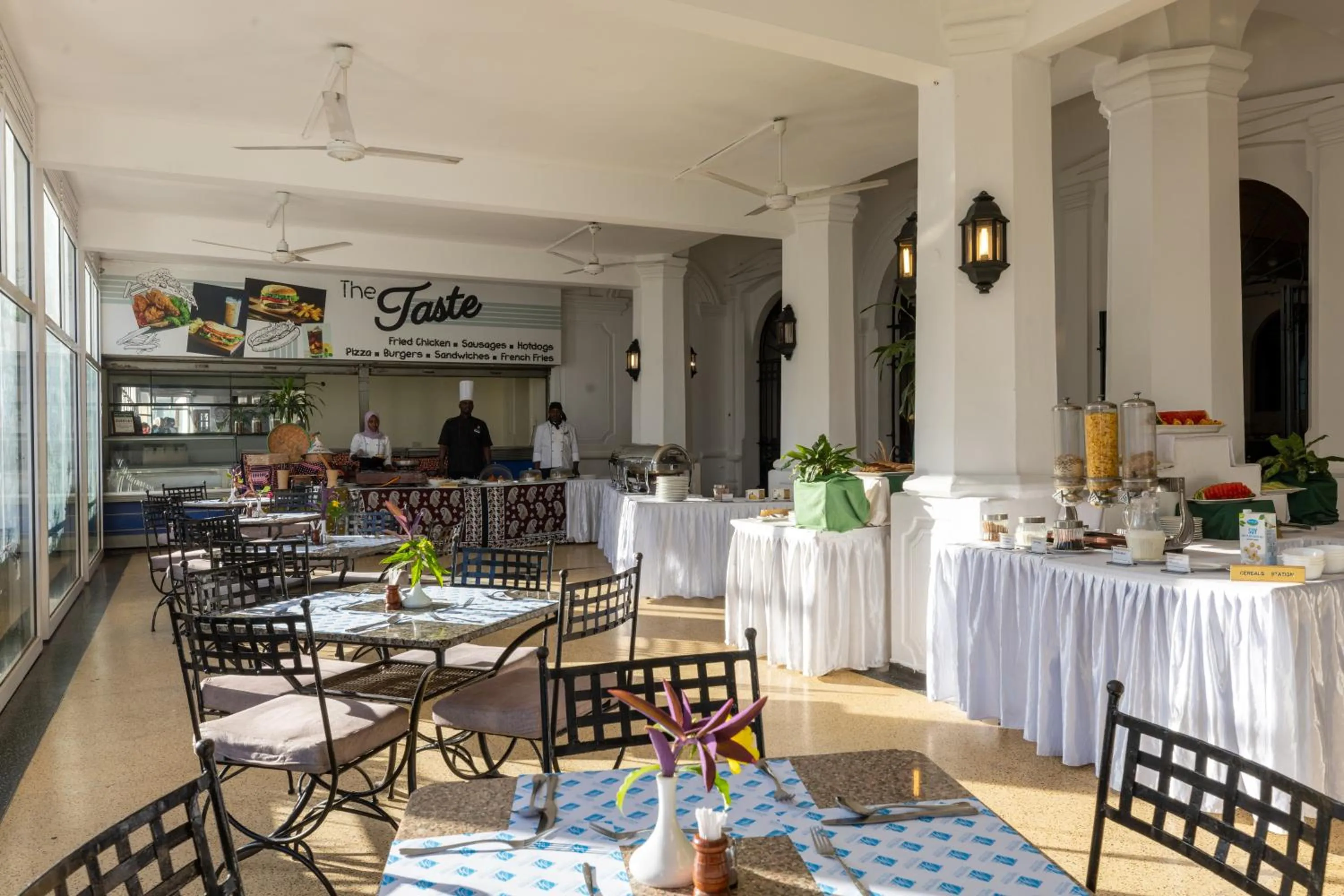 Restaurant/places to eat in Sentrim Castle Royal Hotel