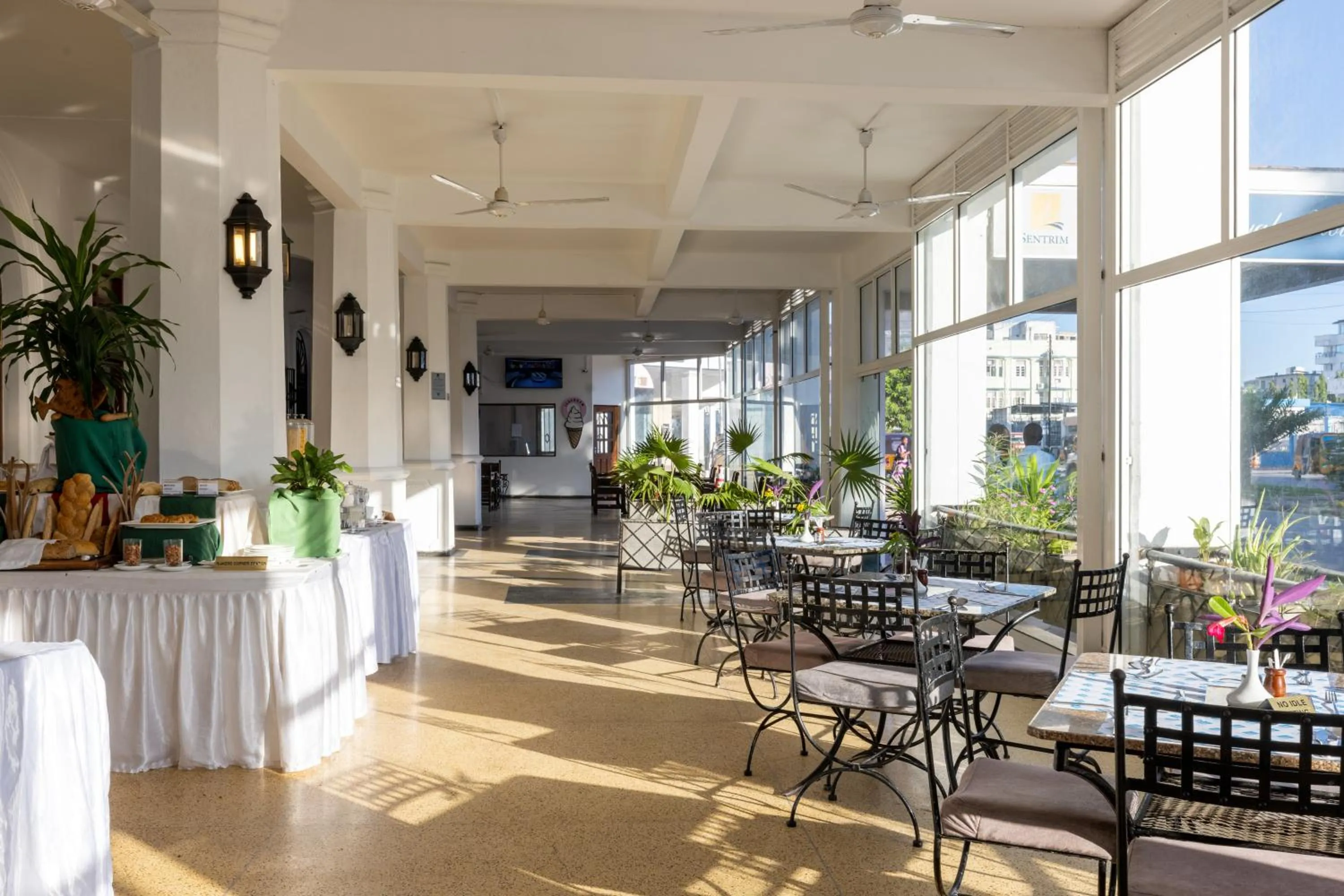 Restaurant/places to eat in Sentrim Castle Royal Hotel