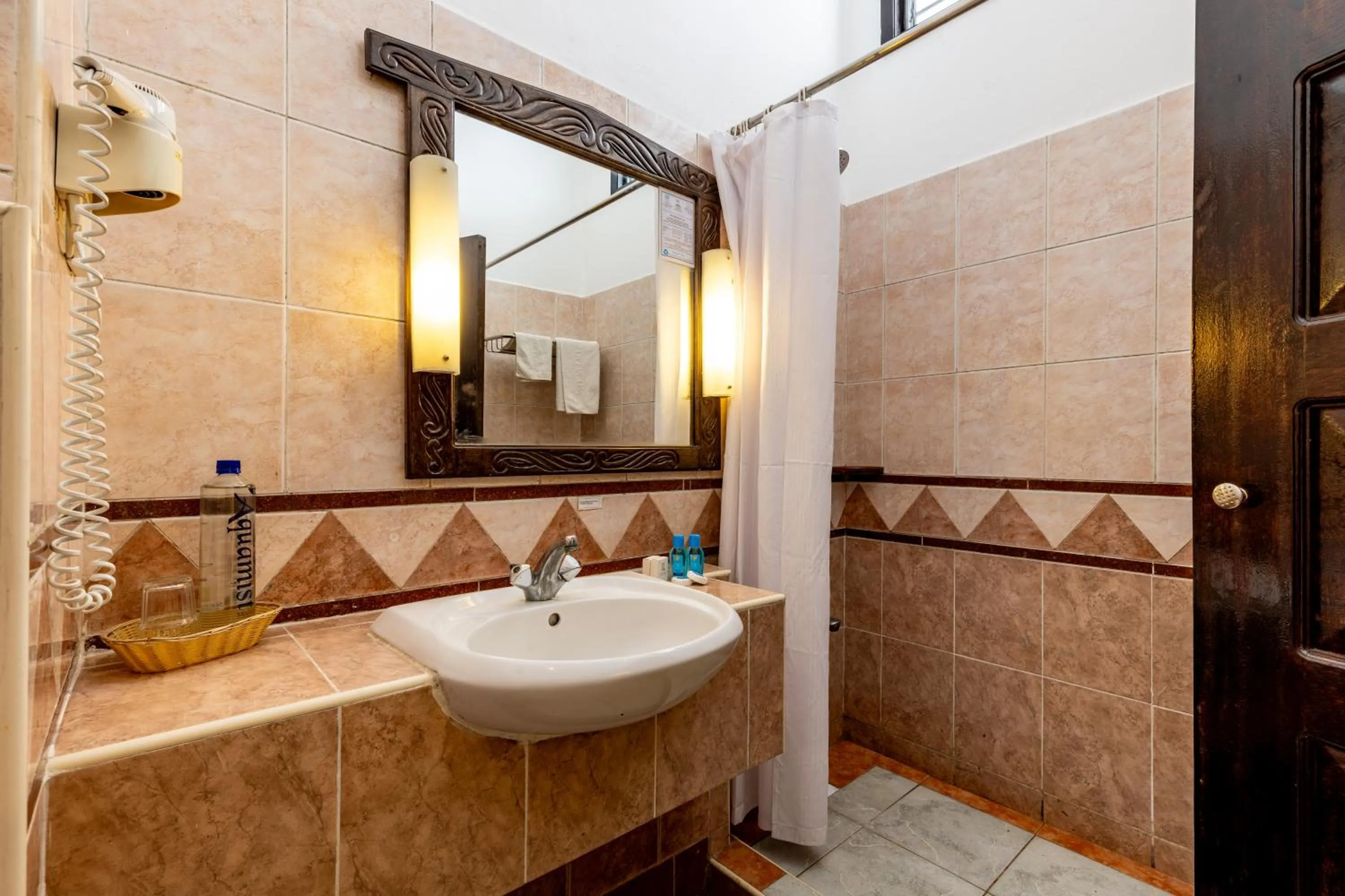 Shower in Sentrim Castle Royal Hotel