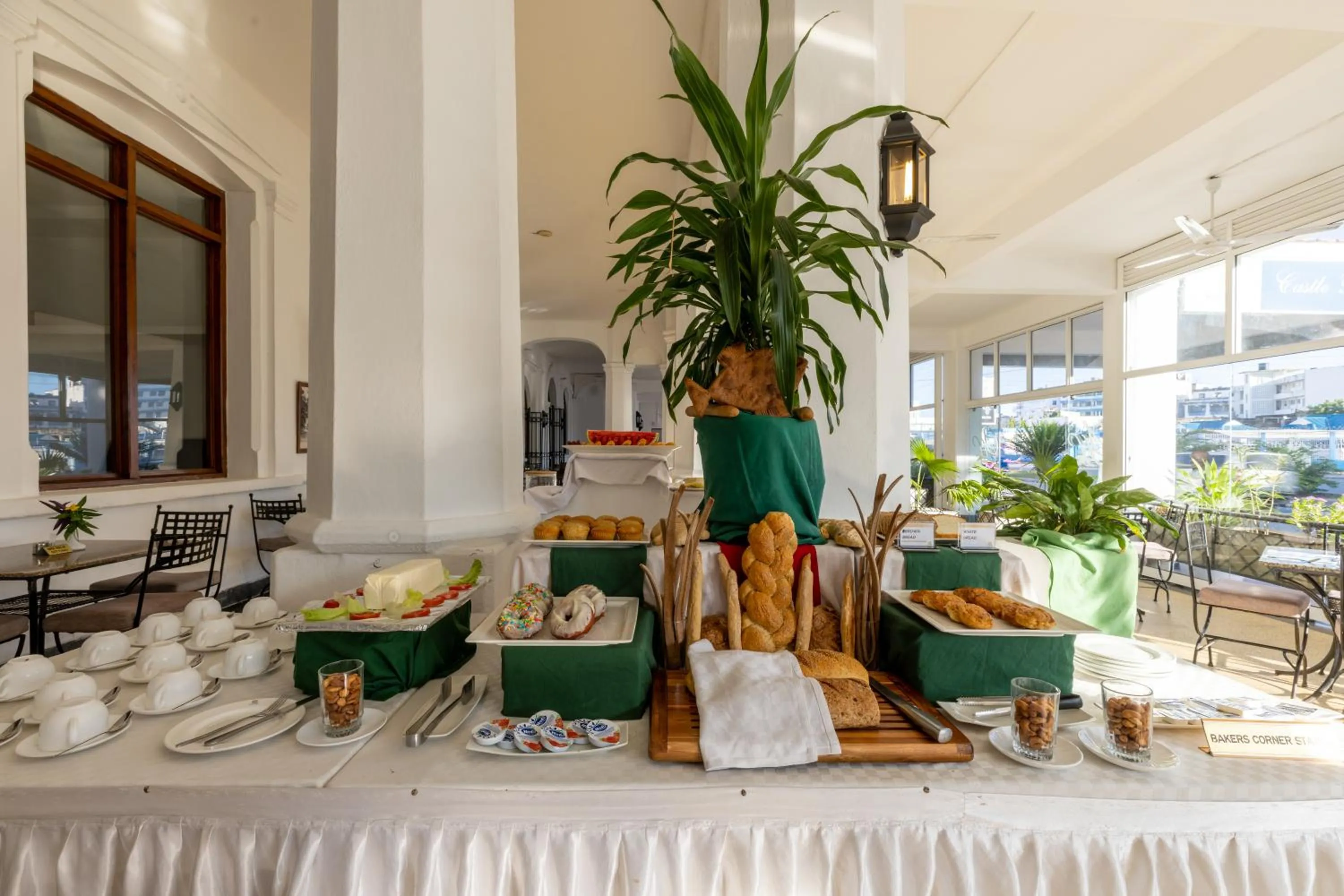 Restaurant/places to eat in Sentrim Castle Royal Hotel