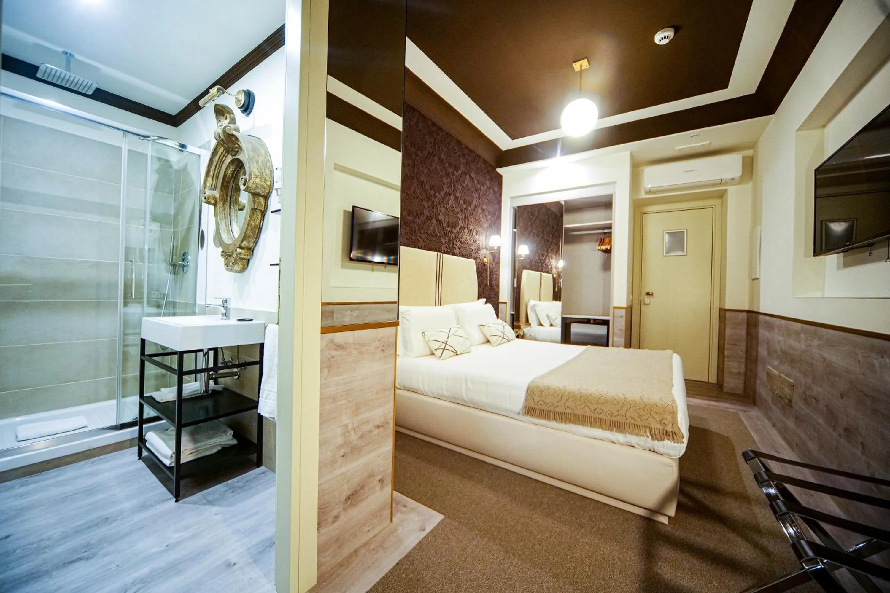 Photo of the whole room, Bed in Relais Luxury Corso