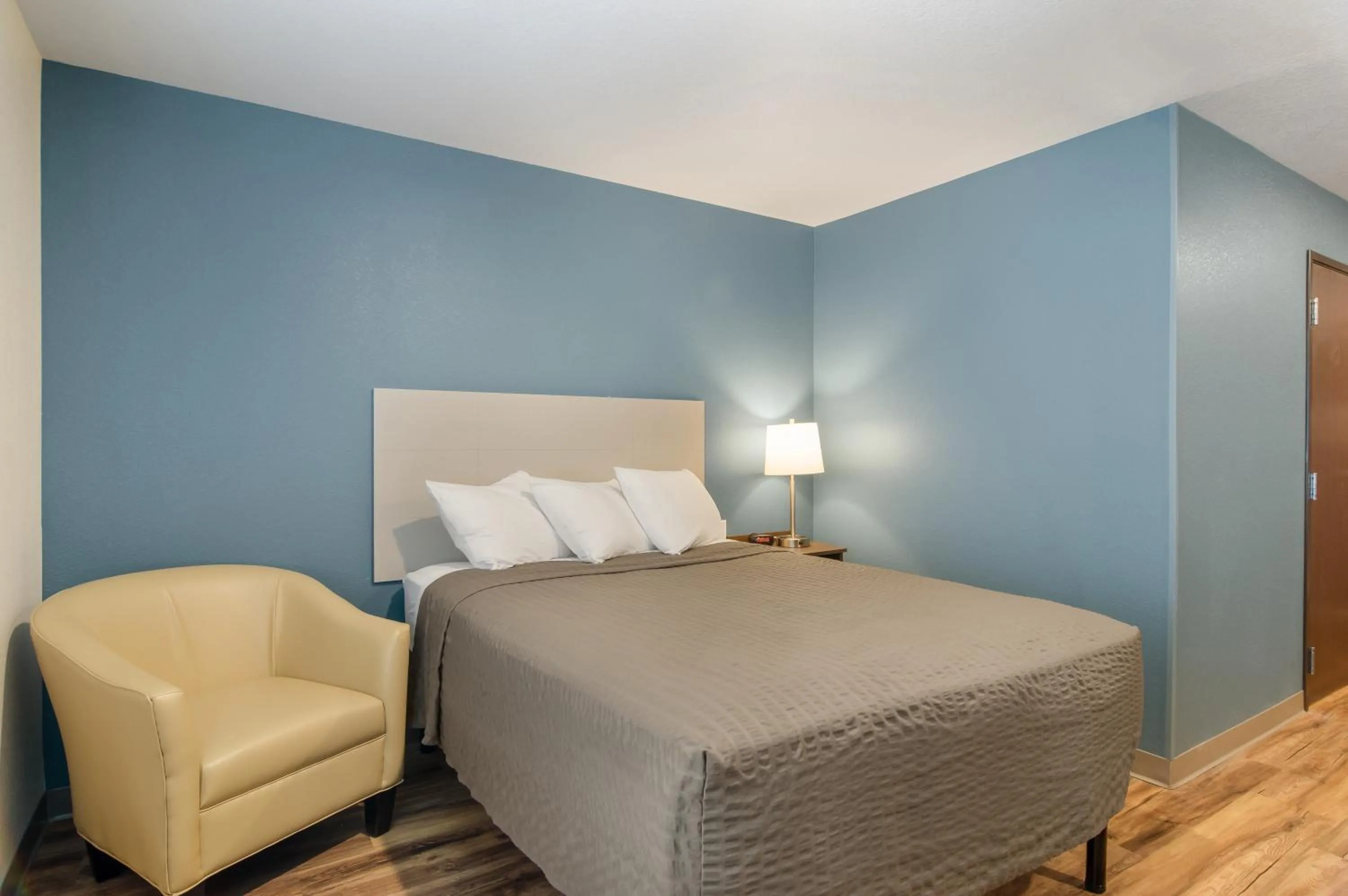 Photo of the whole room, Bed in WoodSpring Suites Thornton-North Denver