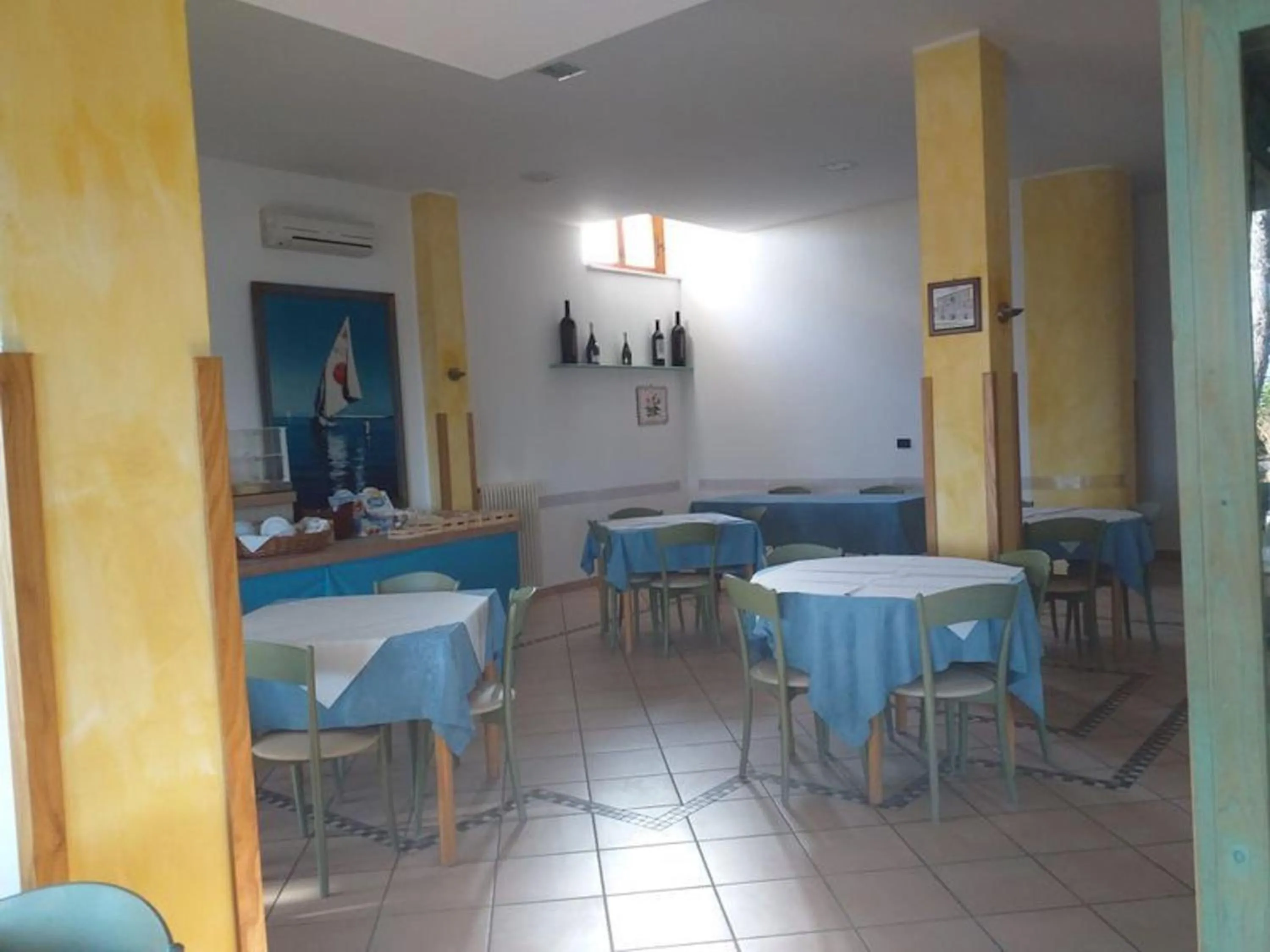 Dining area in Spacious double room beside the sea