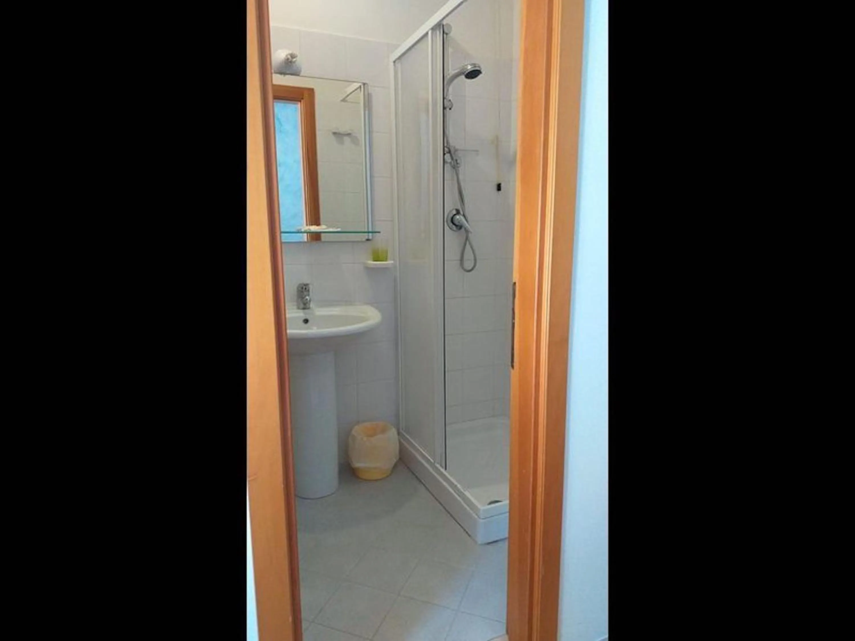 Bathroom in Spacious double room beside the sea