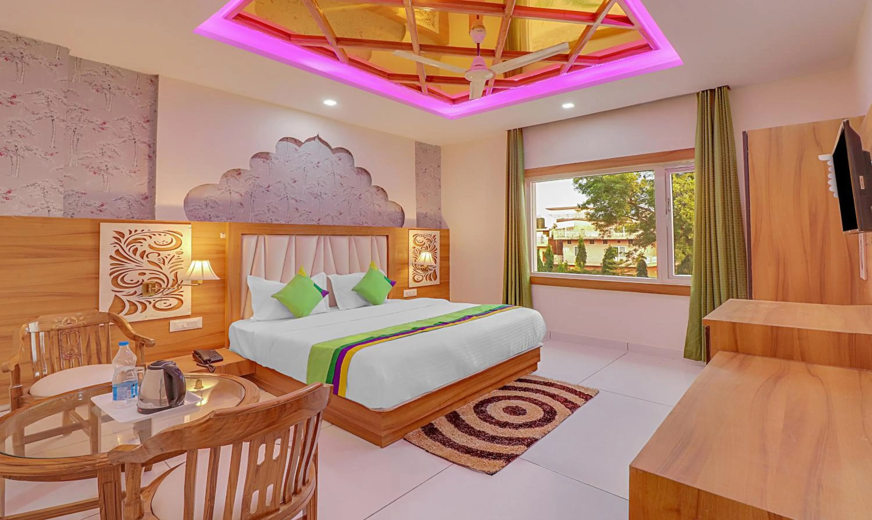 Dining area, Bed in Treebo Tropical Roots, Bhupatwala Haridwar