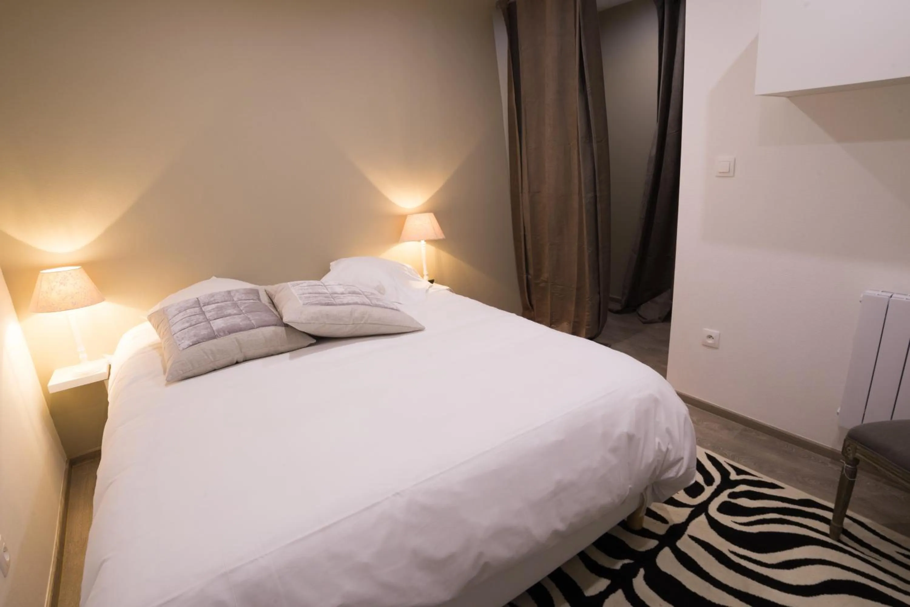 Photo of the whole room, Bed in Appartements Orfèvres Cathédrale