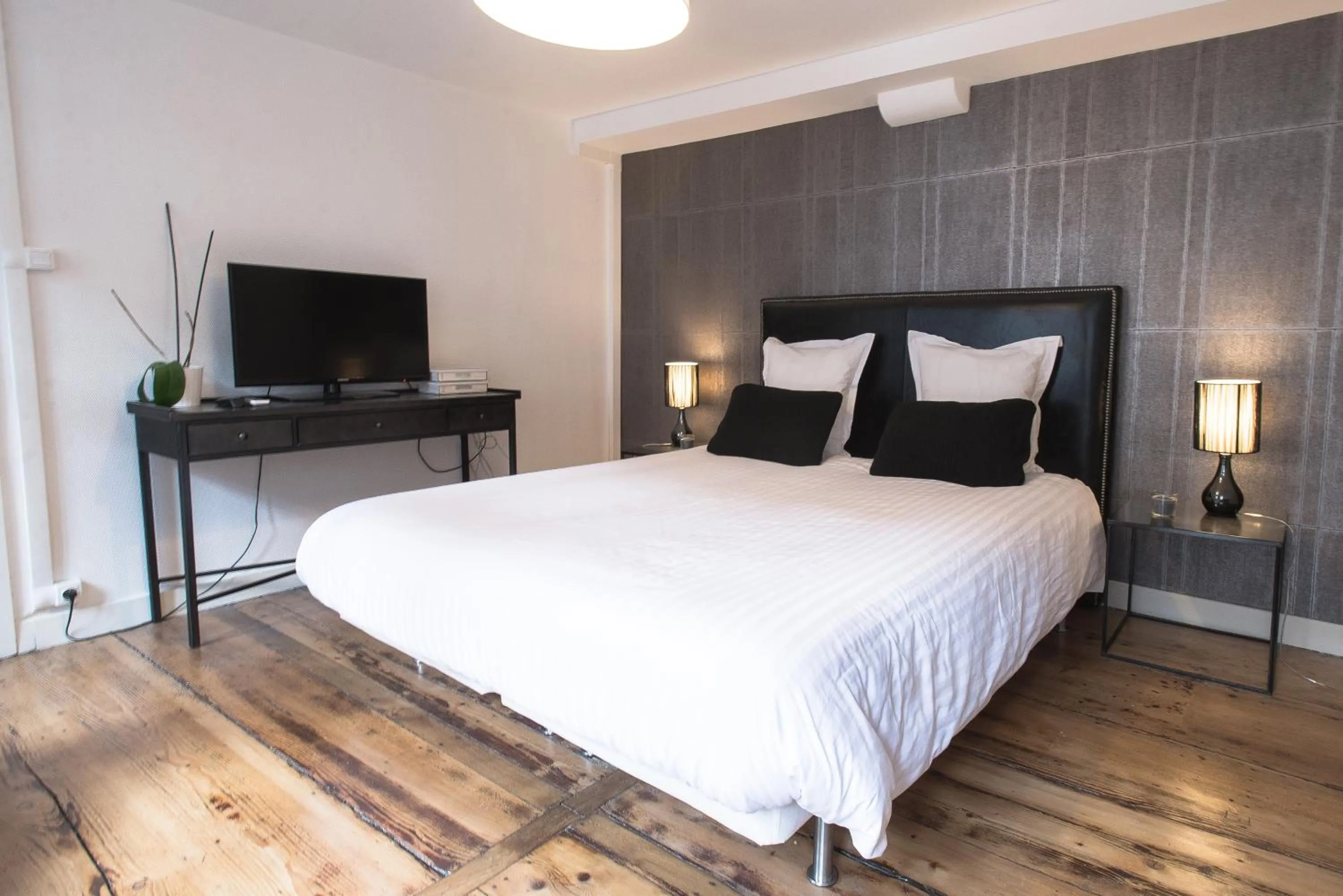 Photo of the whole room, Bed in Appartements Orfèvres Cathédrale