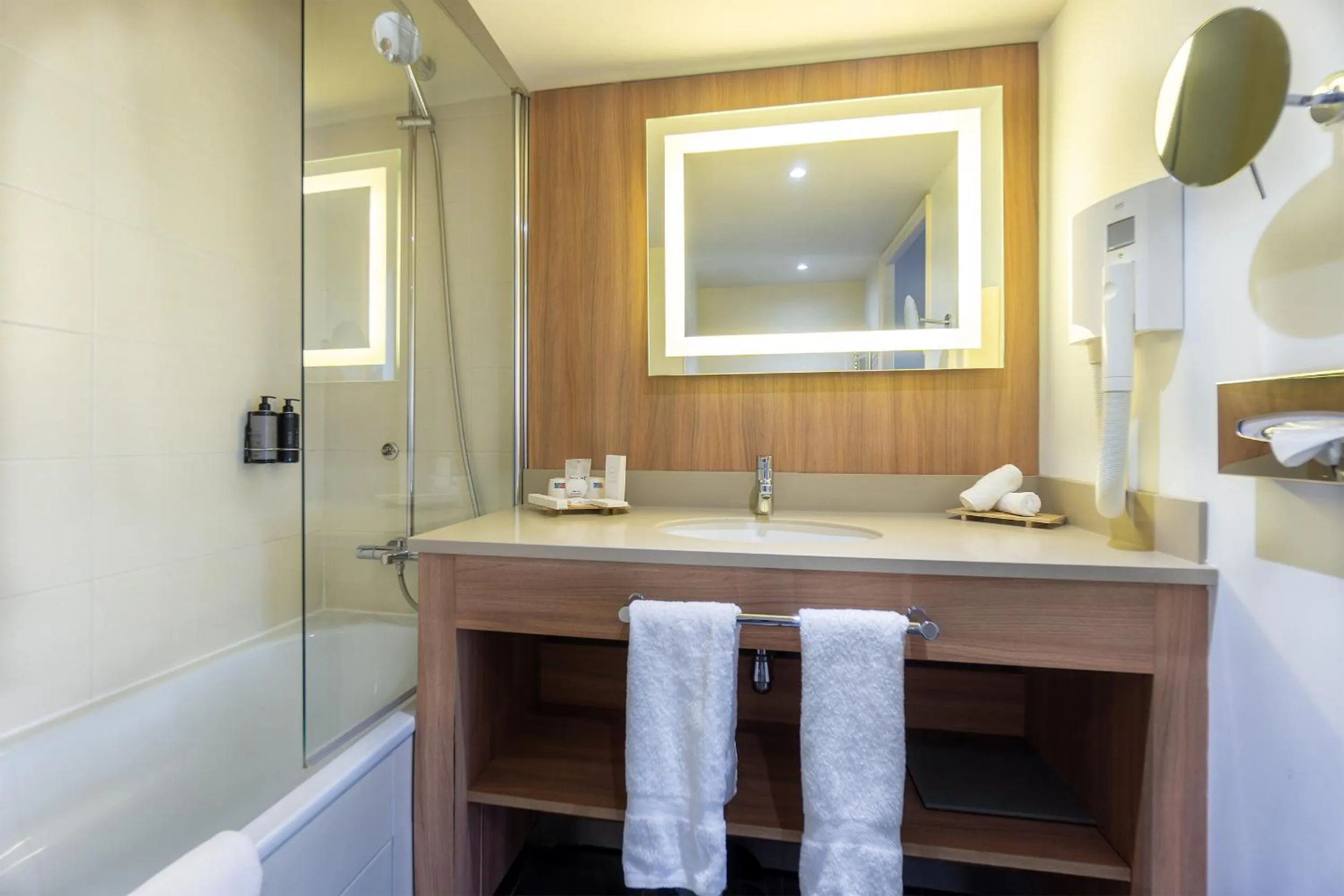 Bathroom in City Résidence Paris CDG Airport