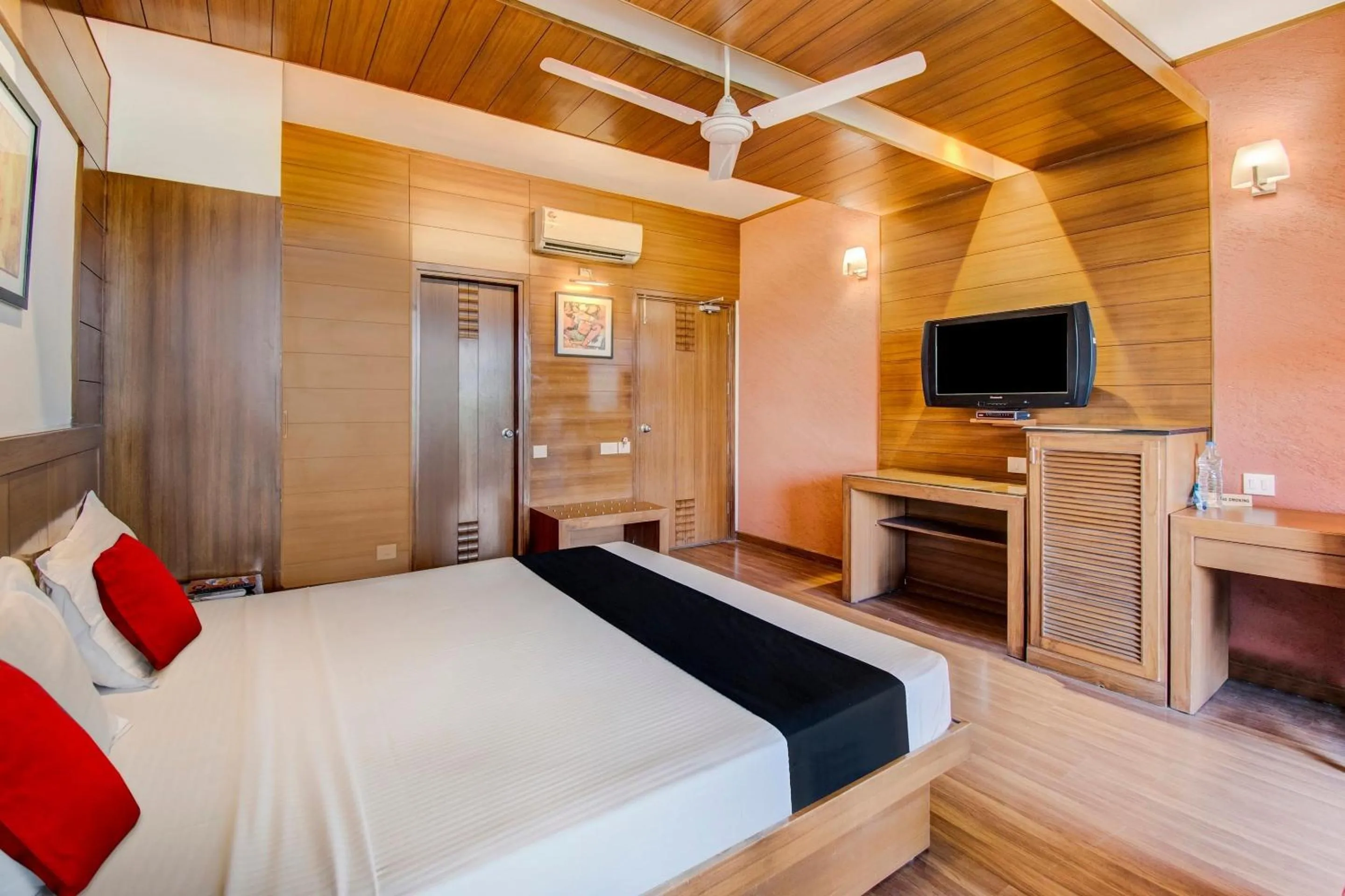 Bedroom in Capital O Broadway