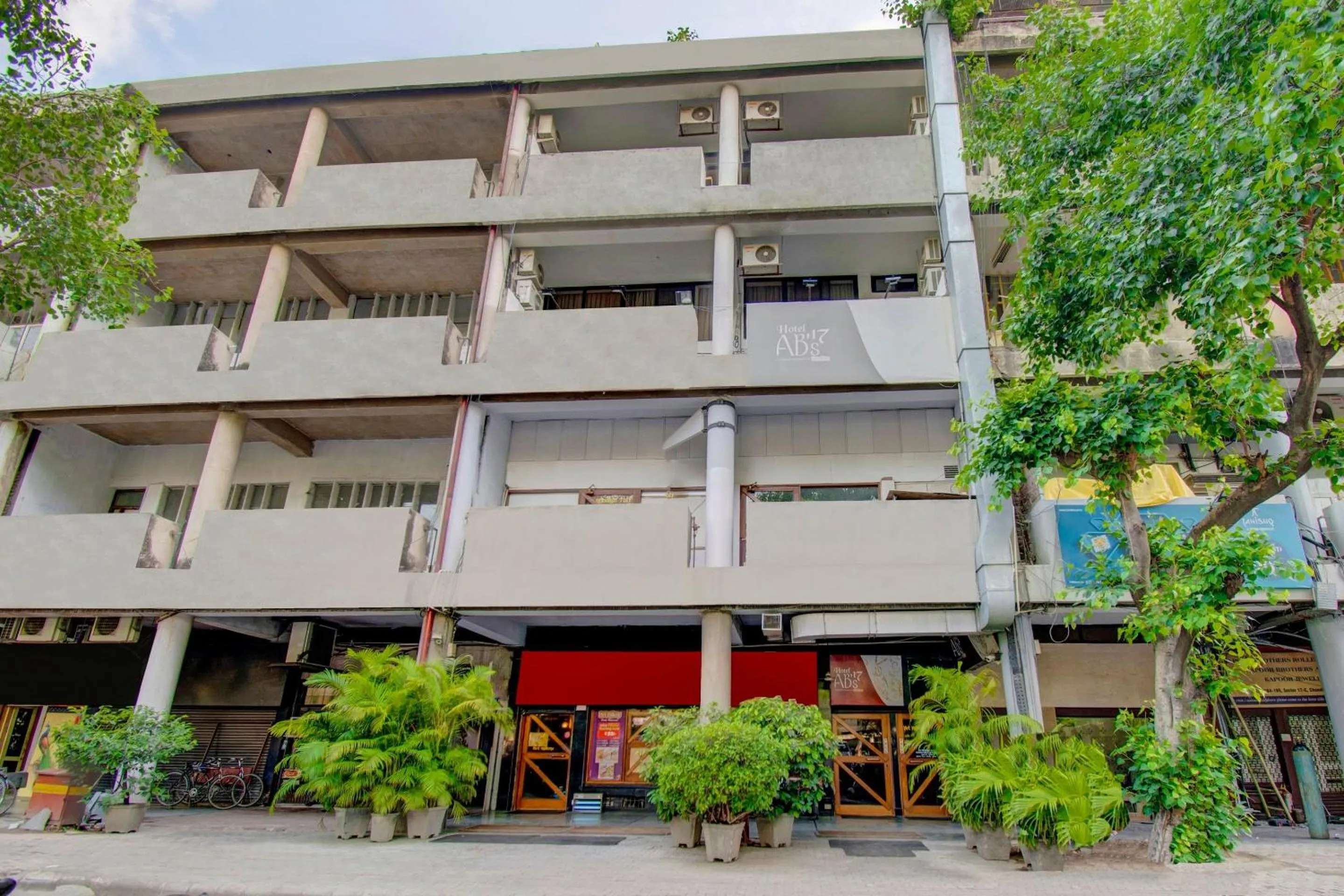 Facade/entrance in Capital O Broadway
