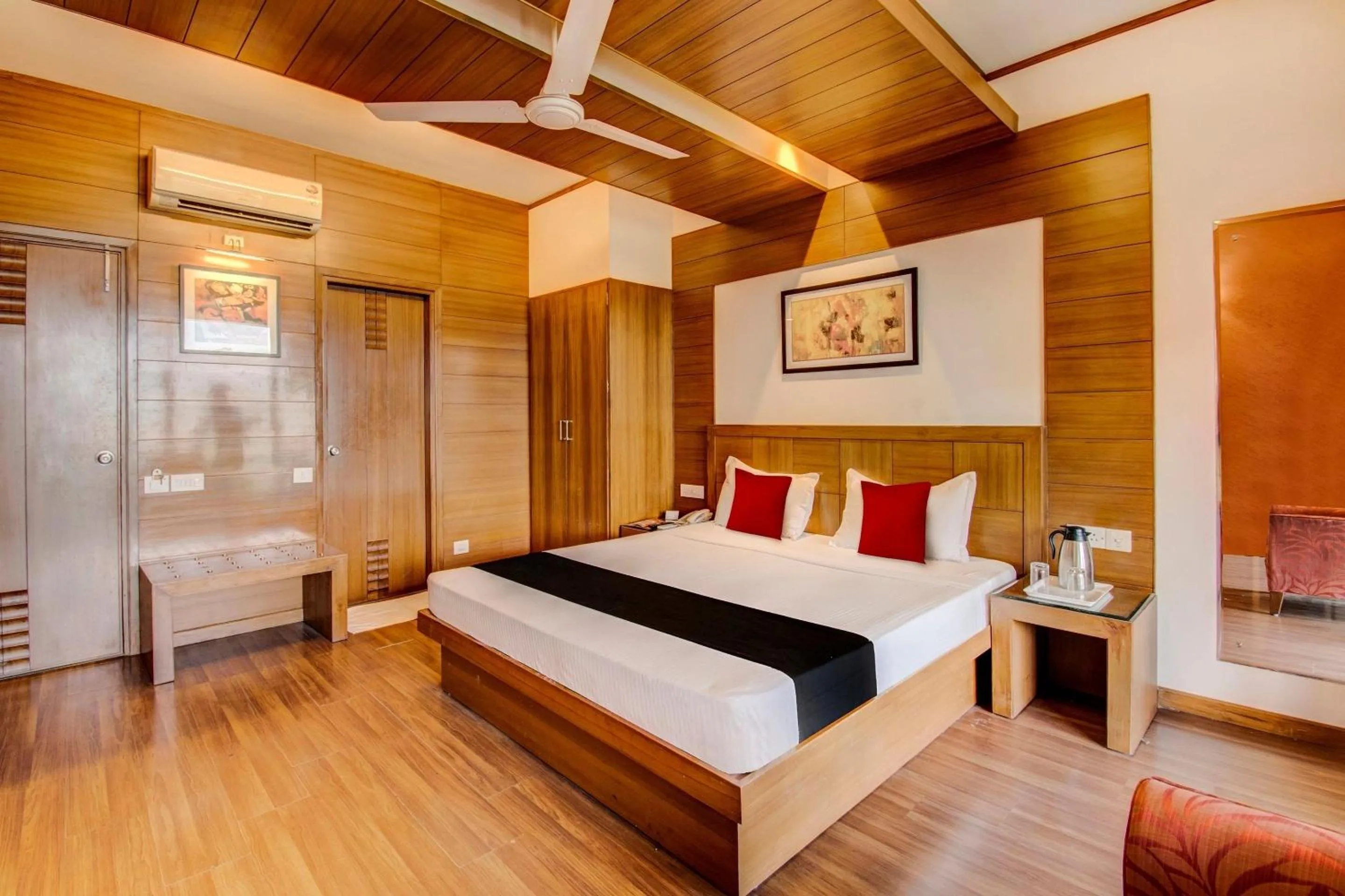 Bedroom in Capital O Broadway