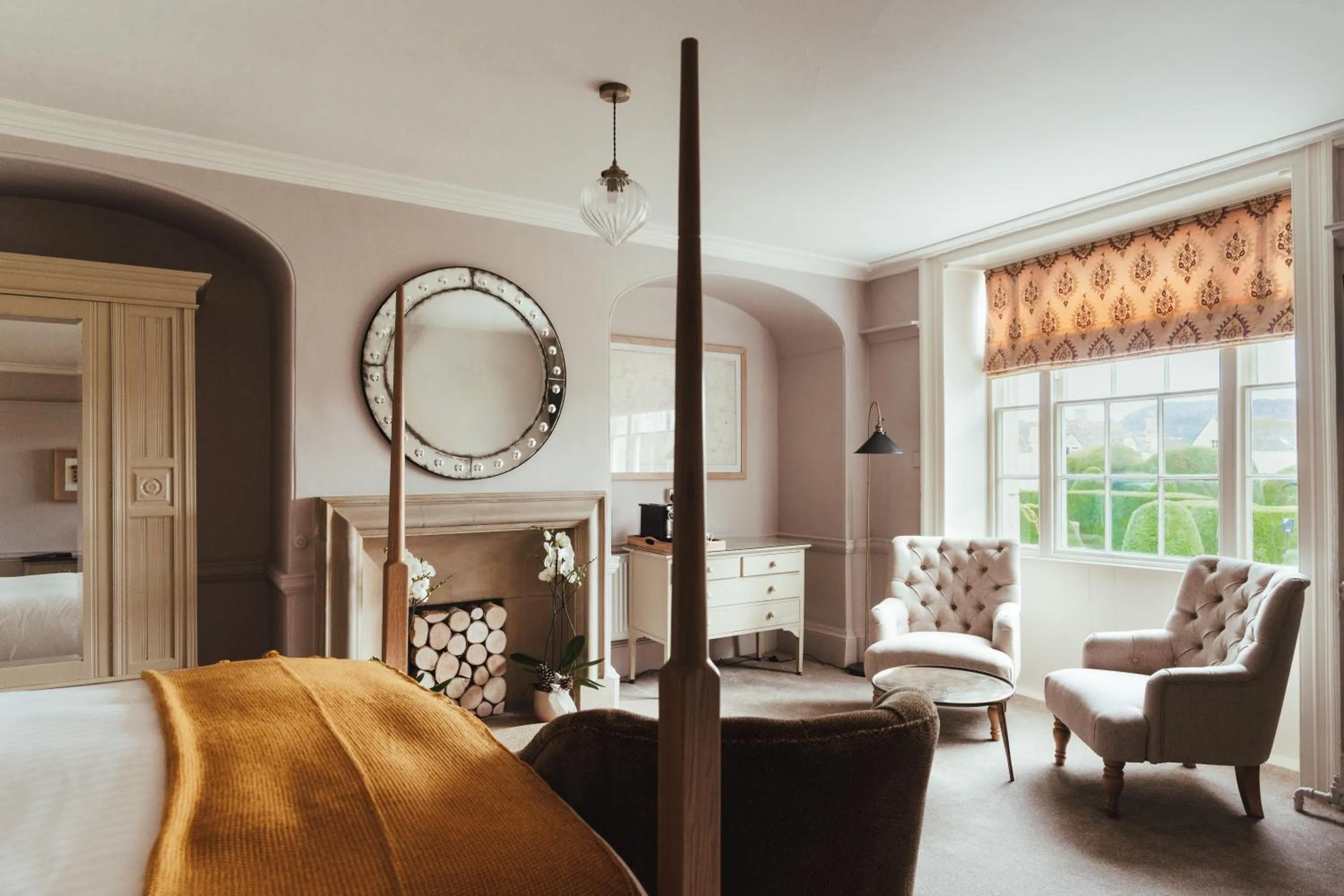 Living room, Bed in The Falcon Inn