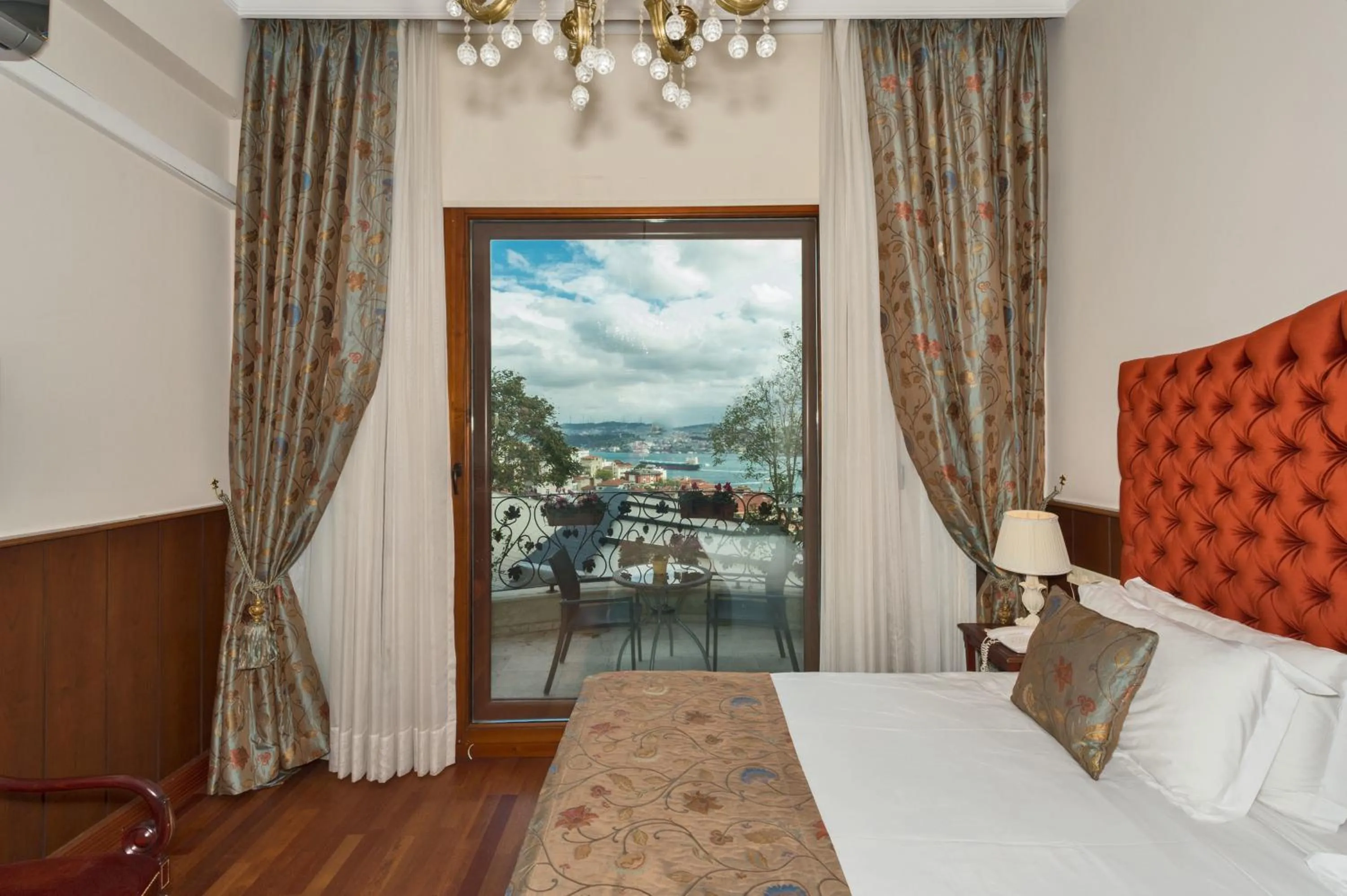 Photo of the whole room in Suitel Bosphorus Taksim