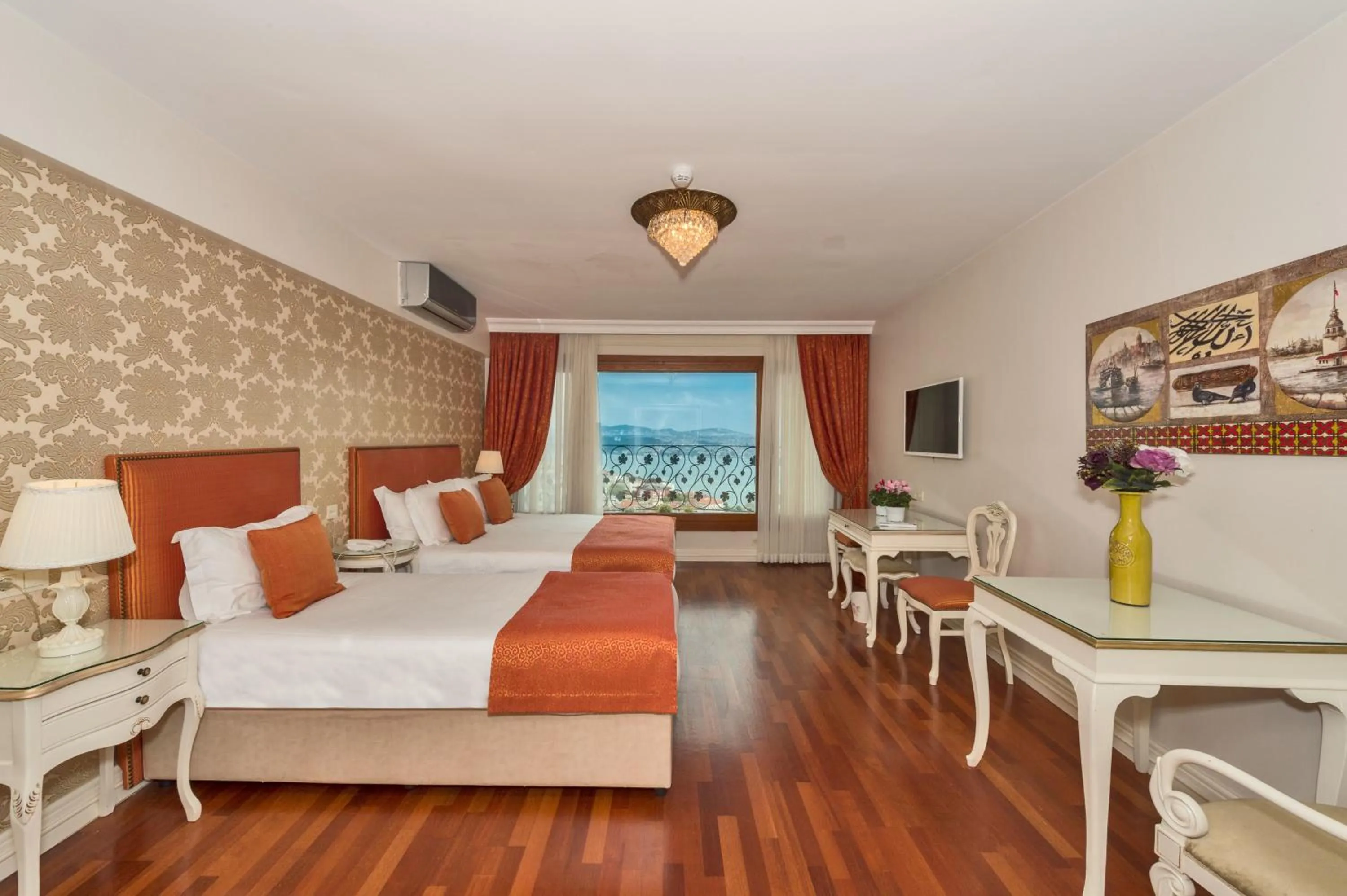 Photo of the whole room in Suitel Bosphorus Taksim