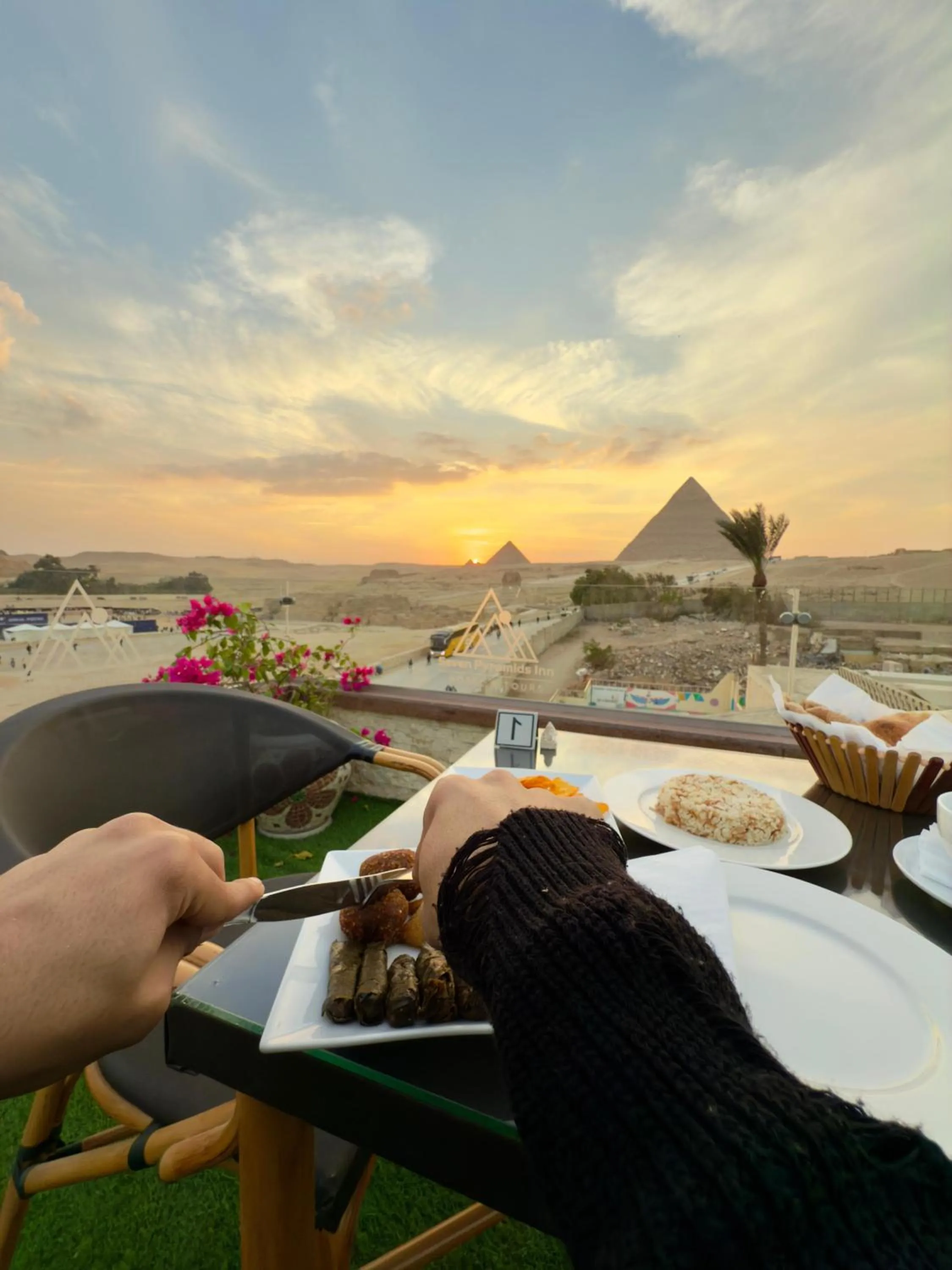 Restaurant/places to eat in Seven Pyramids View Inn