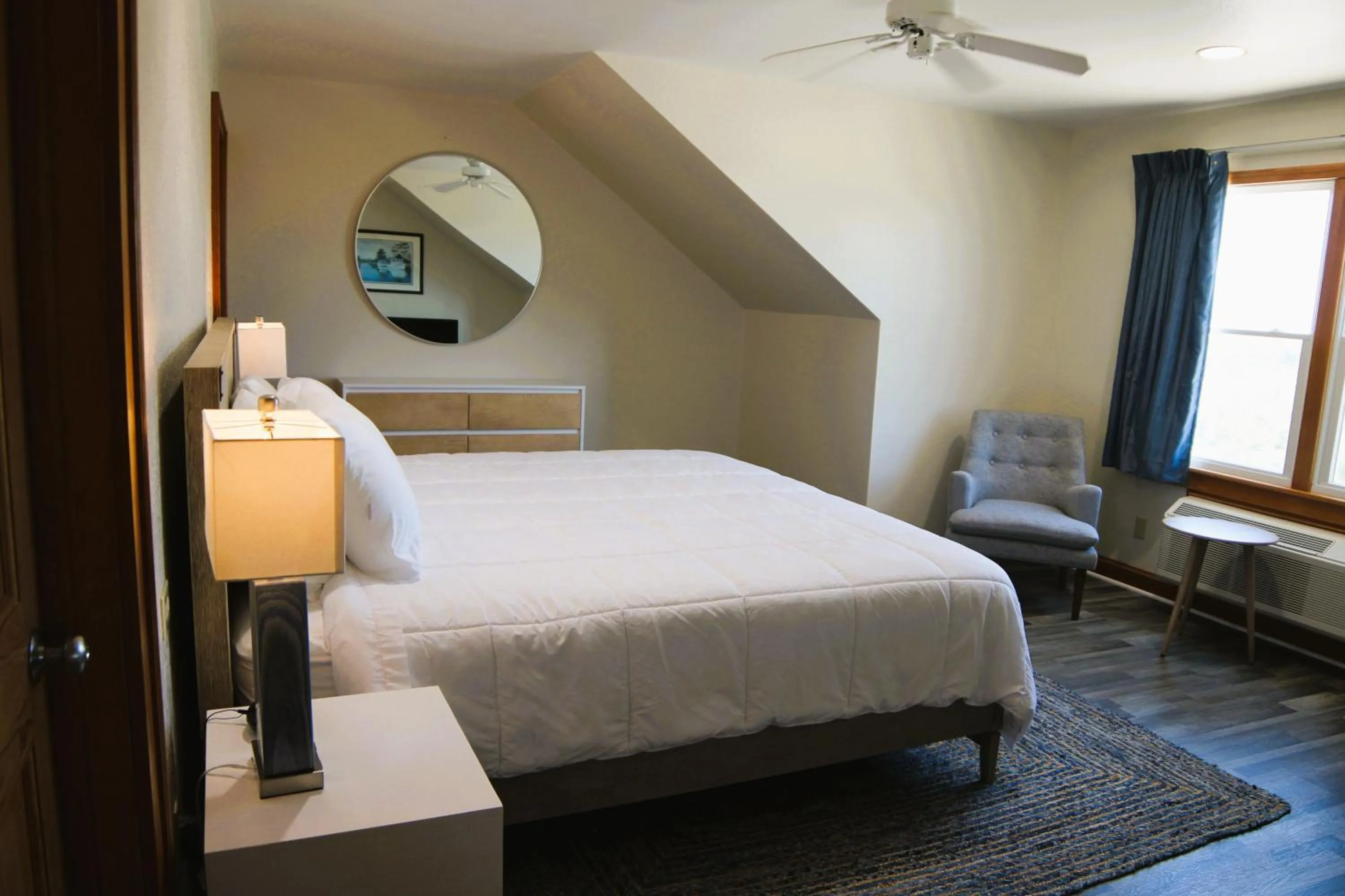 Photo of the whole room, Bed in Pony Island Inn