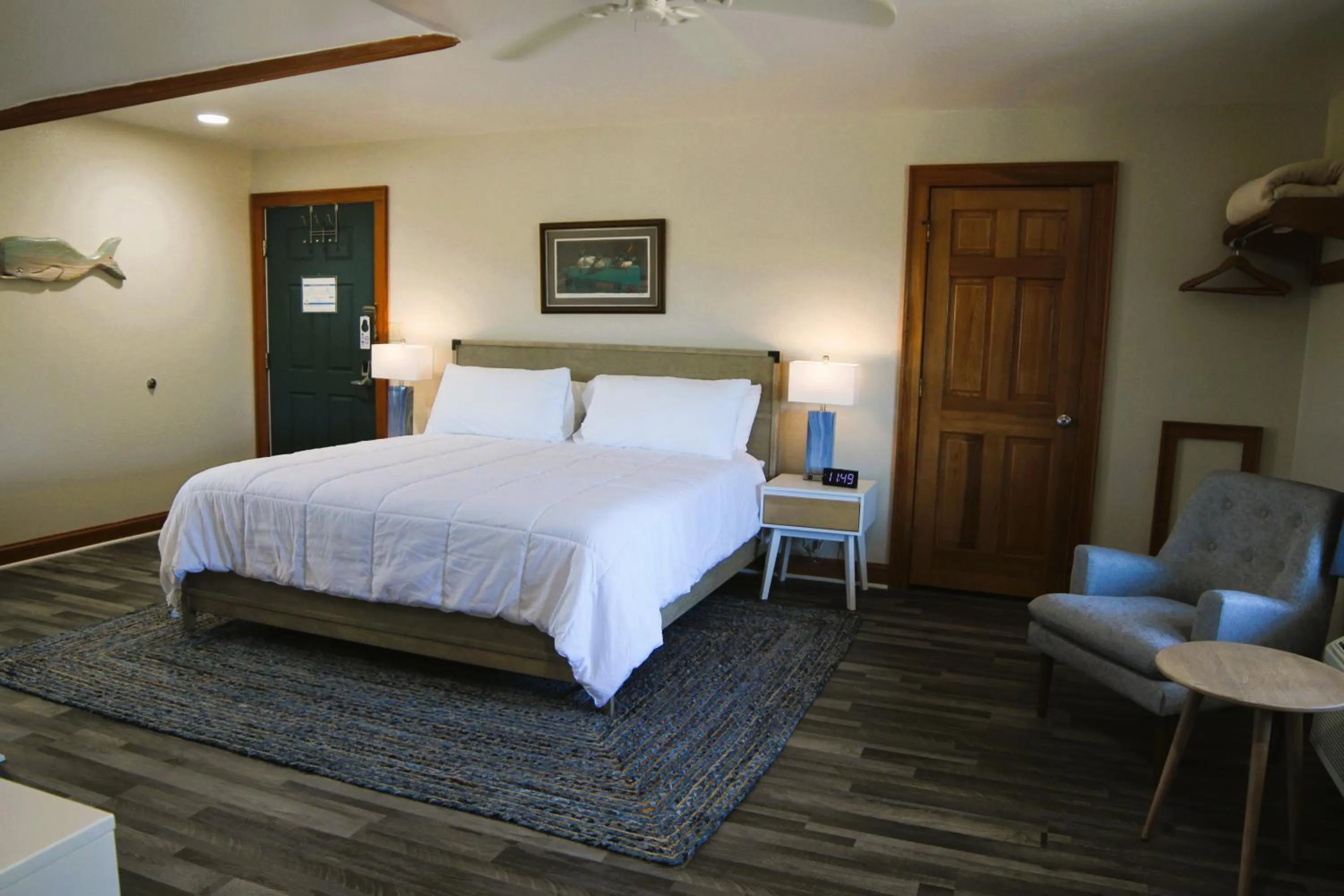 Photo of the whole room, Bed in Pony Island Inn