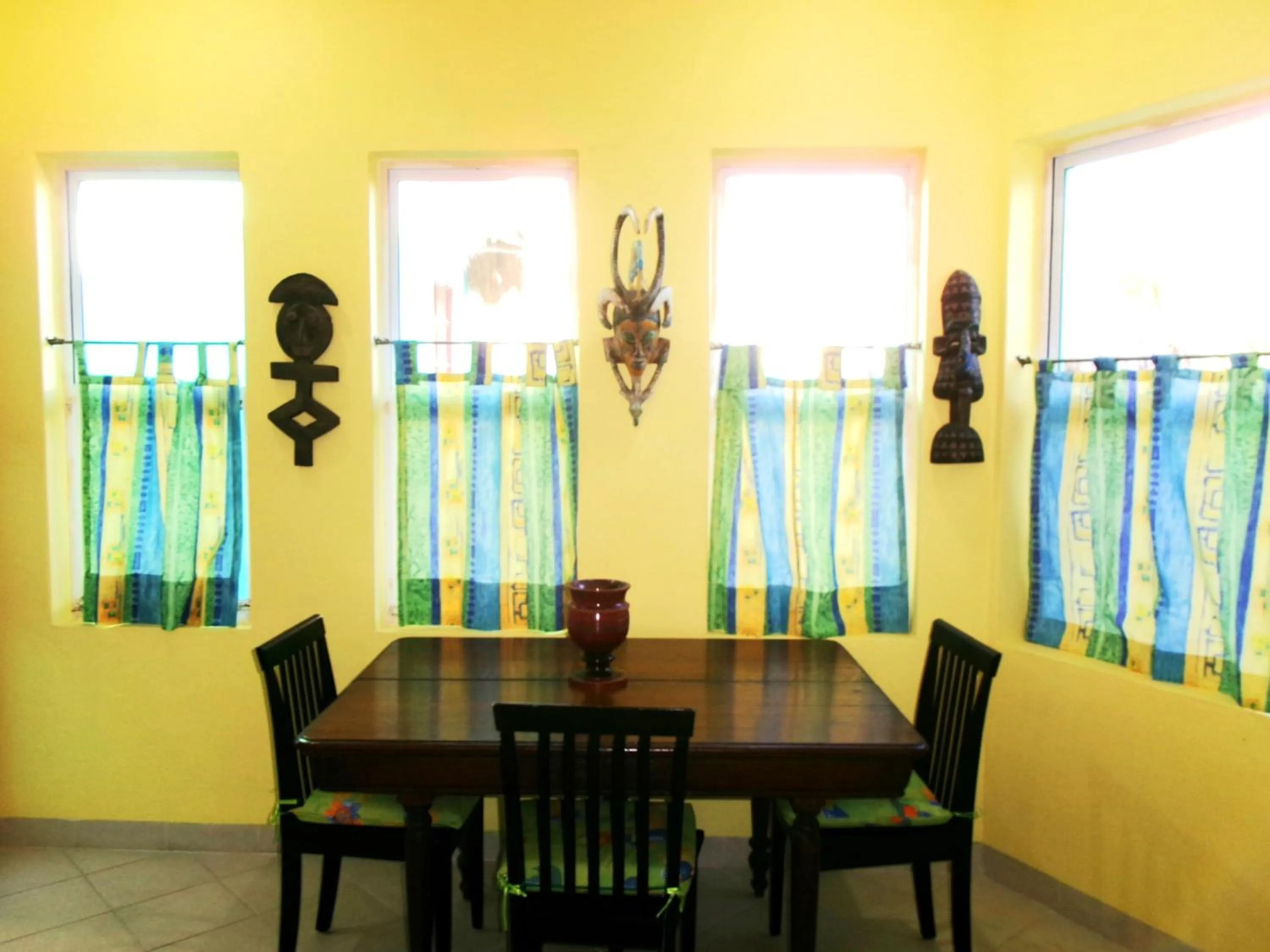 Dining area in Casa Gatos Suites