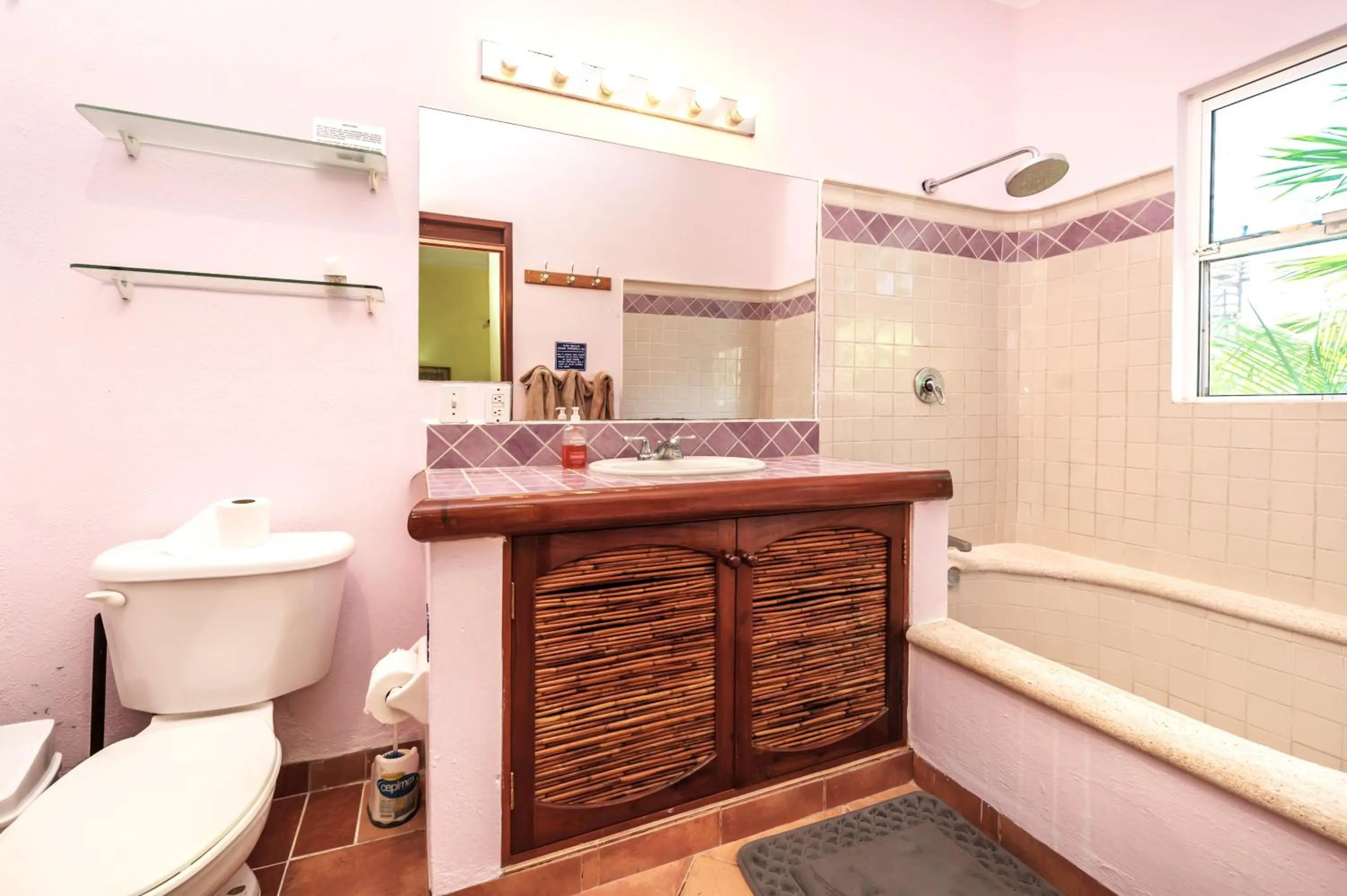 Bathroom in Casa Gatos Suites