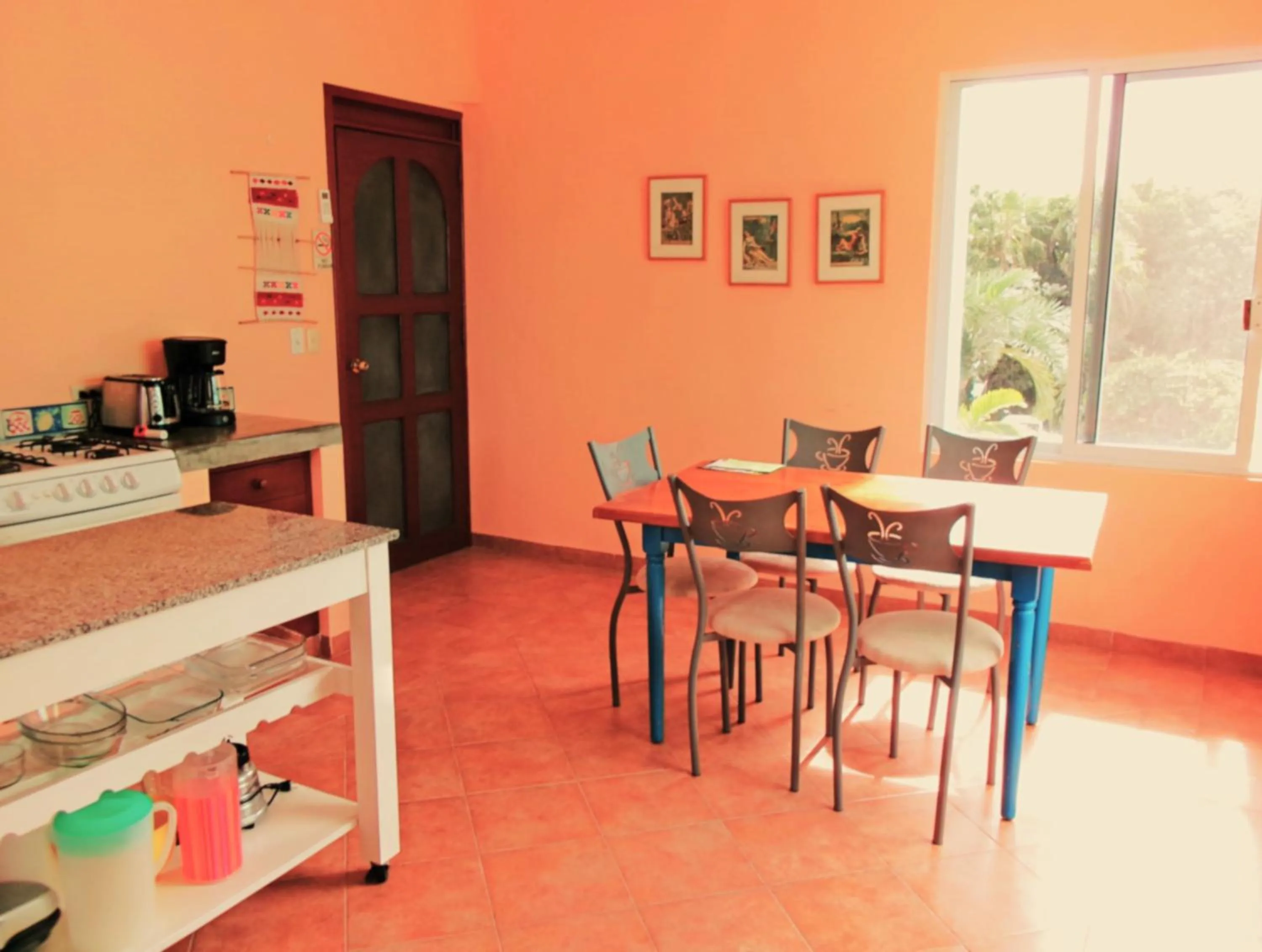 Dining area in Casa Gatos Suites