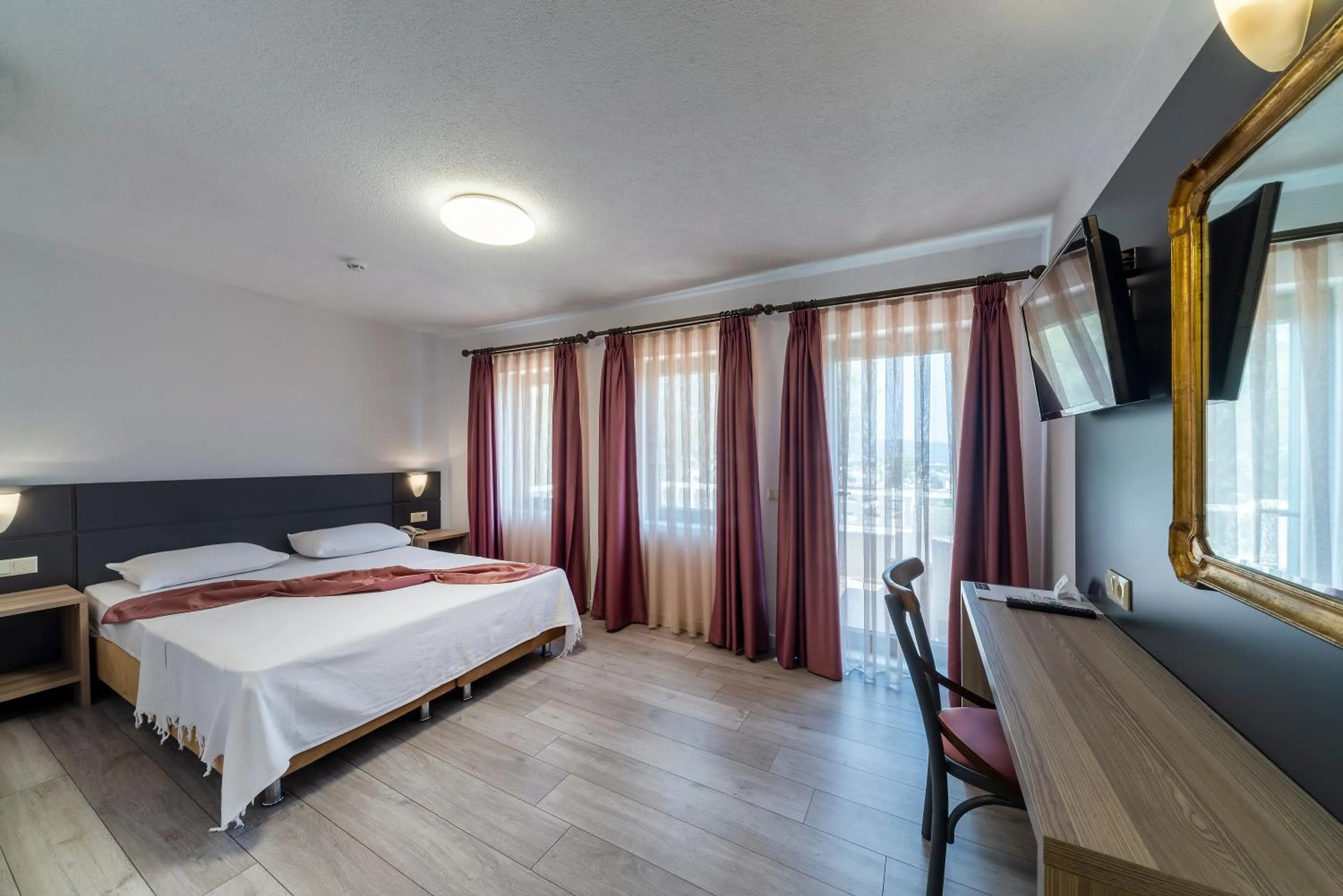 Photo of the whole room, Bed in laden hotel bodrum