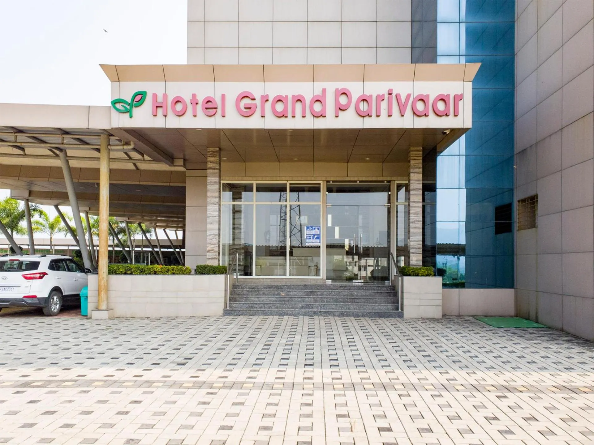 Facade/entrance in Hotel Grand Parivaar