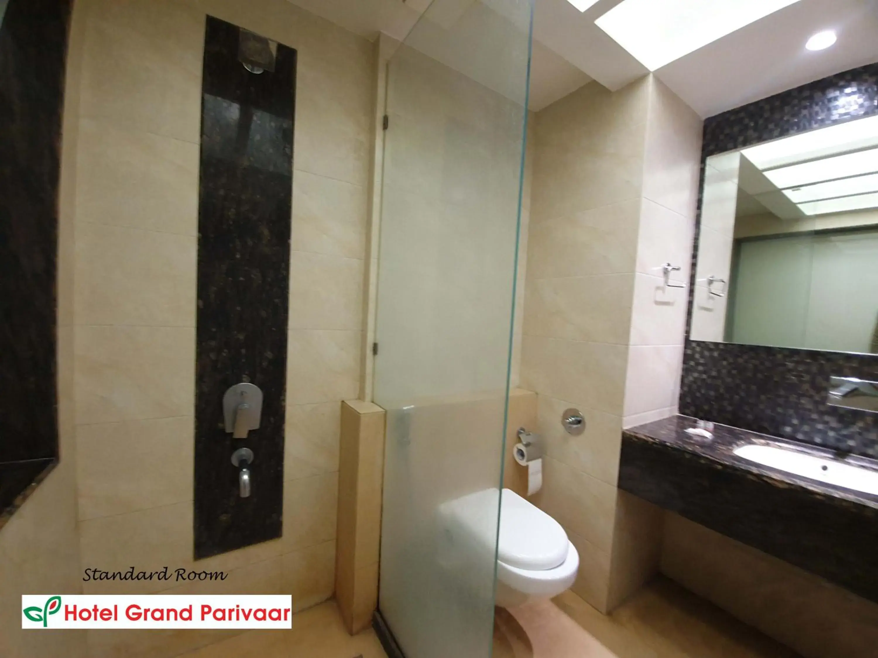 Standard Double Room in Hotel Grand Parivaar Standard Double Room in Hotel Grand Parivaar