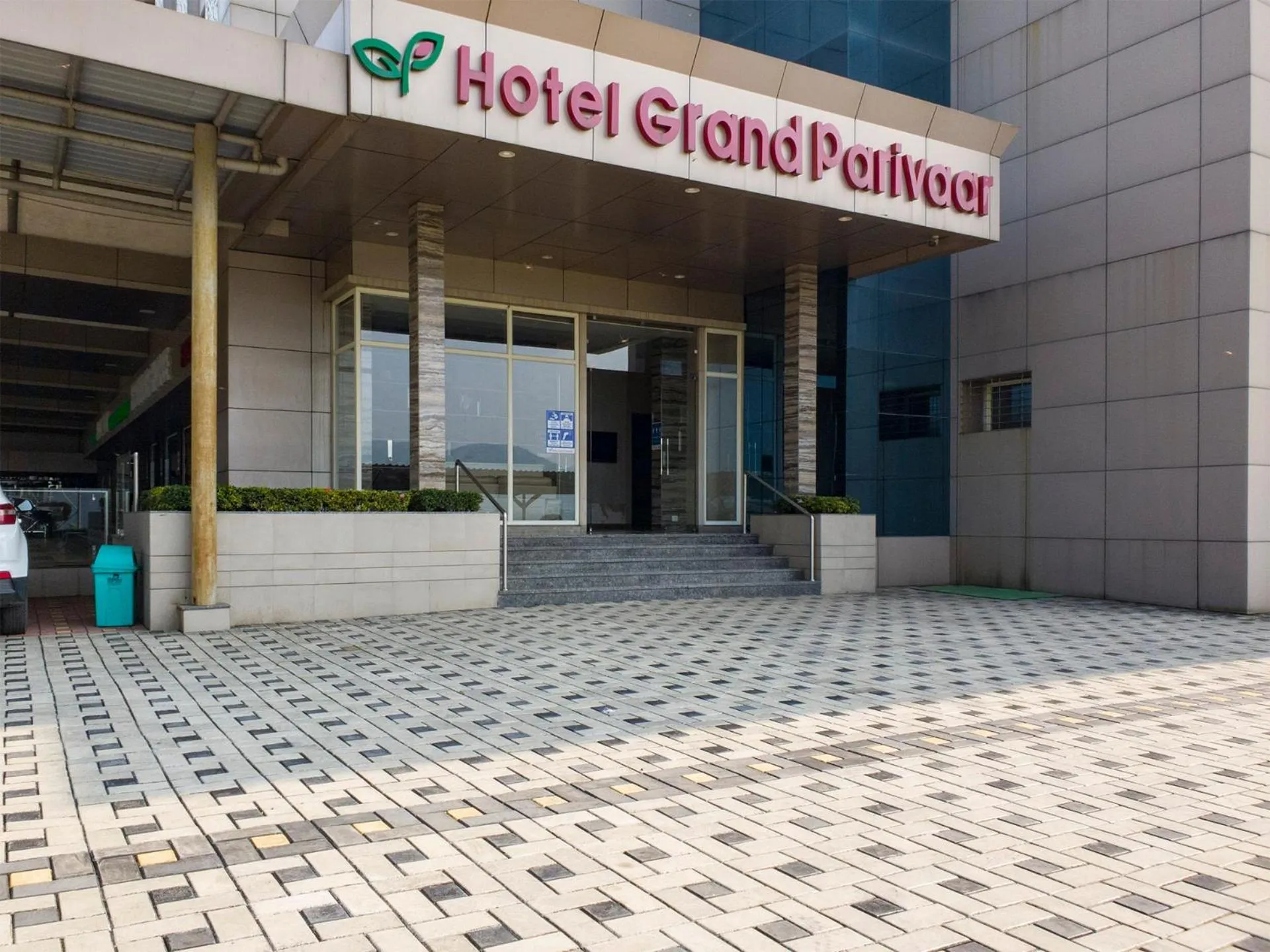 Facade/entrance in Hotel Grand Parivaar