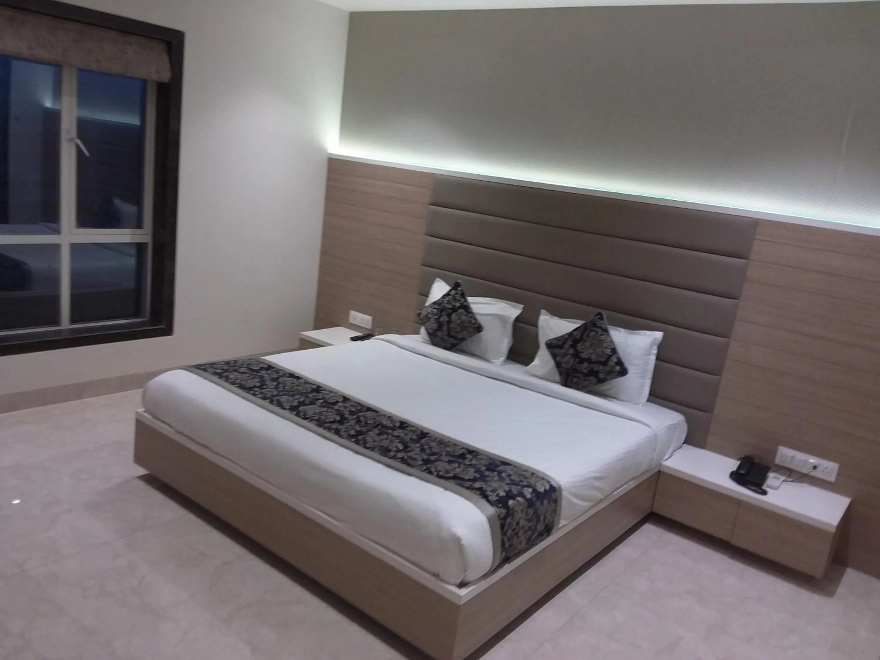 Bedroom, Bed in Hotel Grand Parivaar