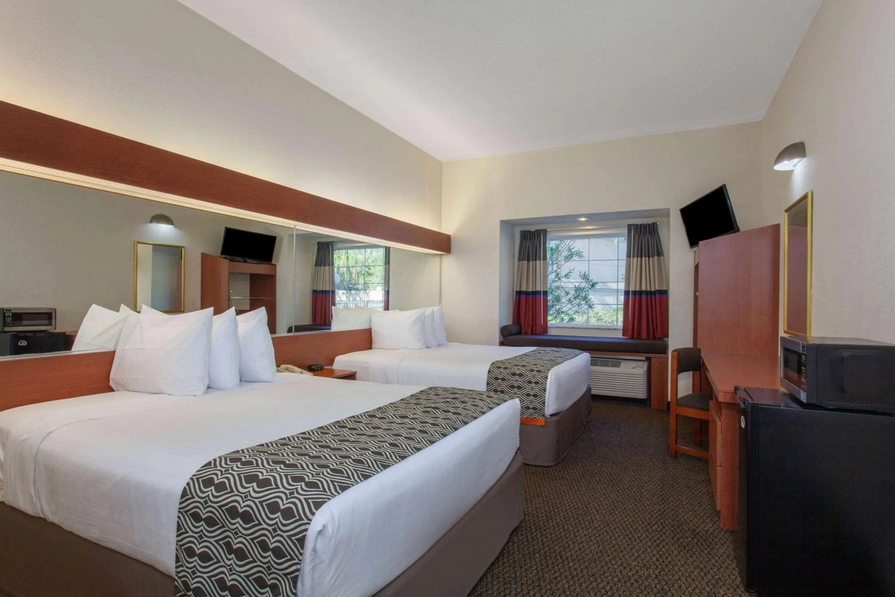 Photo of the whole room, Bed in Microtel Inn and Suites by Wyndham - Lady Lake/ The Villages