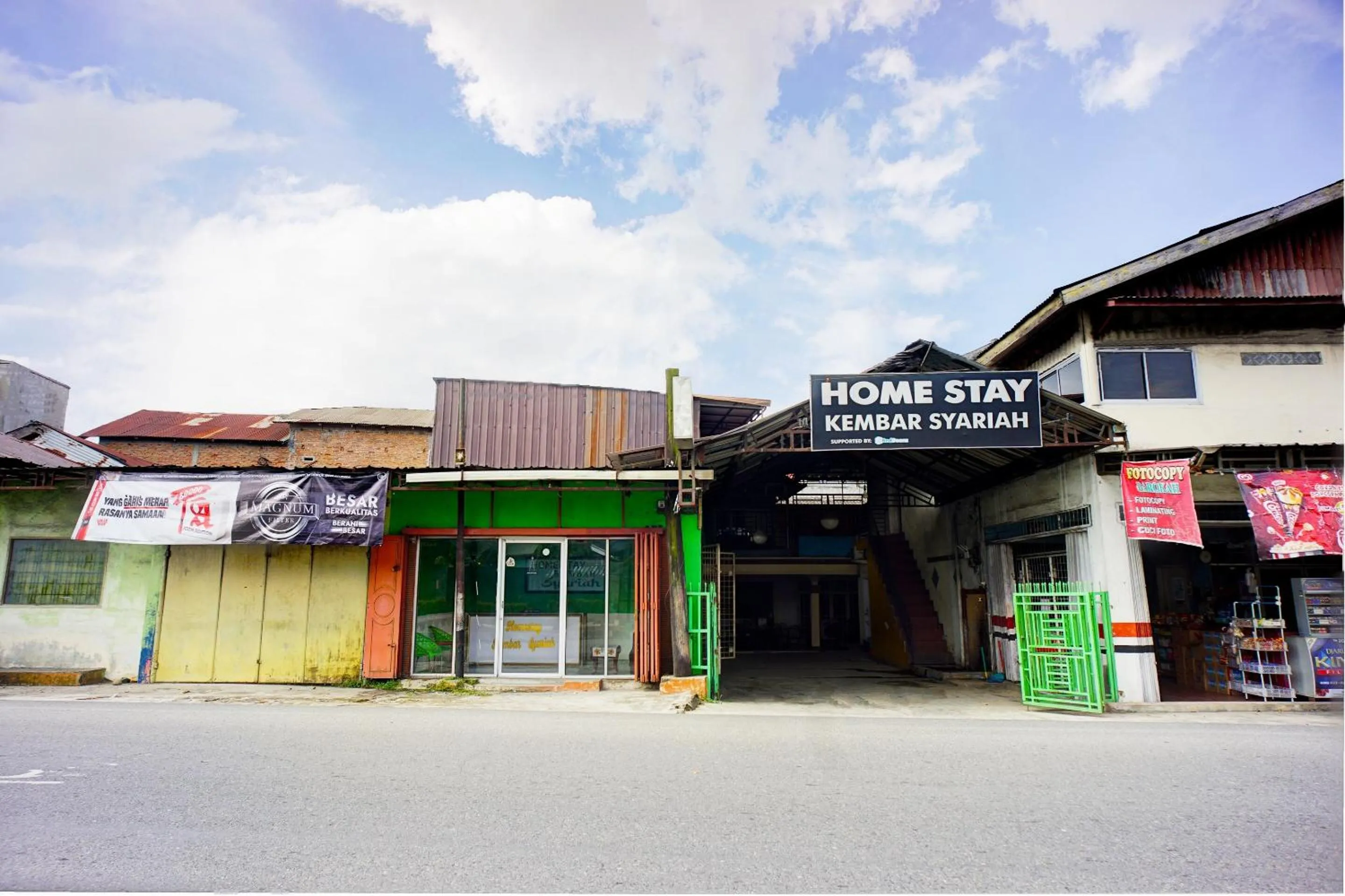 Facade/entrance in Hotel O Home Stay Kembar Syariah
