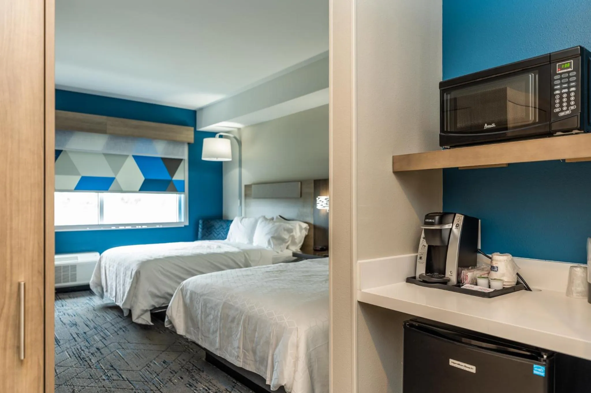 Coffee/tea facilities, Bed in Holiday Inn Express & Suites Charlottesville by IHG