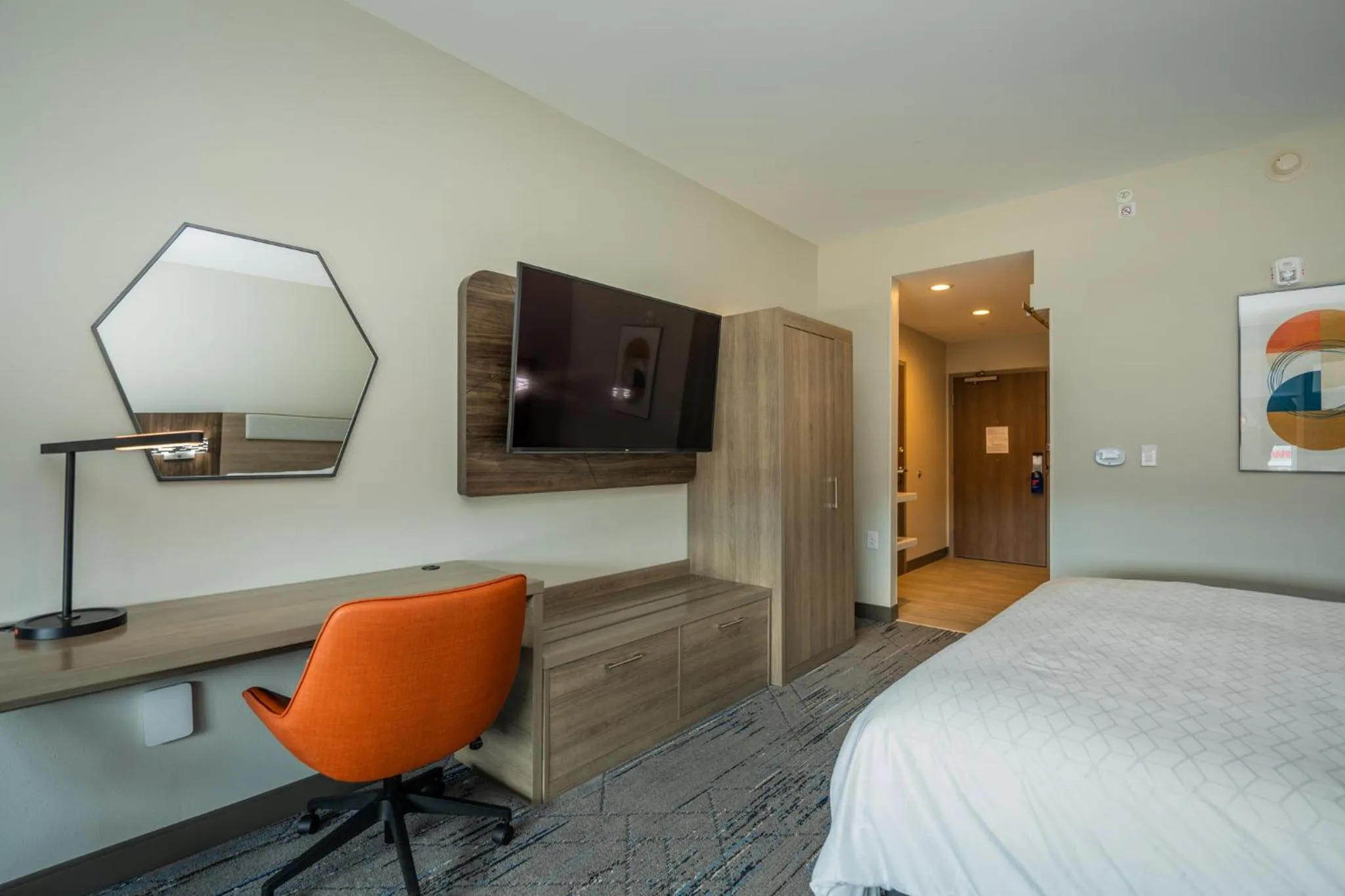 Photo of the whole room, Bed in Holiday Inn Express & Suites Charlottesville by IHG