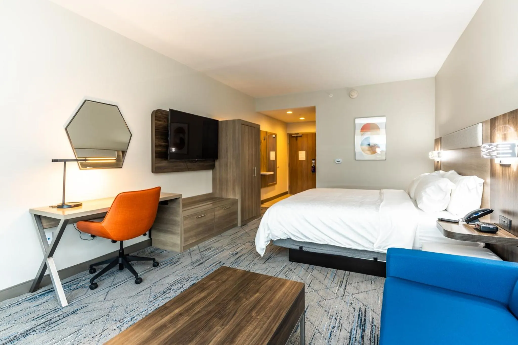 Photo of the whole room, Bed in Holiday Inn Express & Suites Charlottesville by IHG
