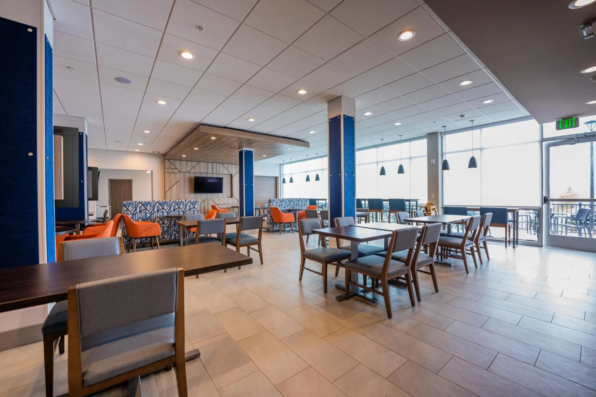 Breakfast in Holiday Inn Express & Suites Charlottesville by IHG