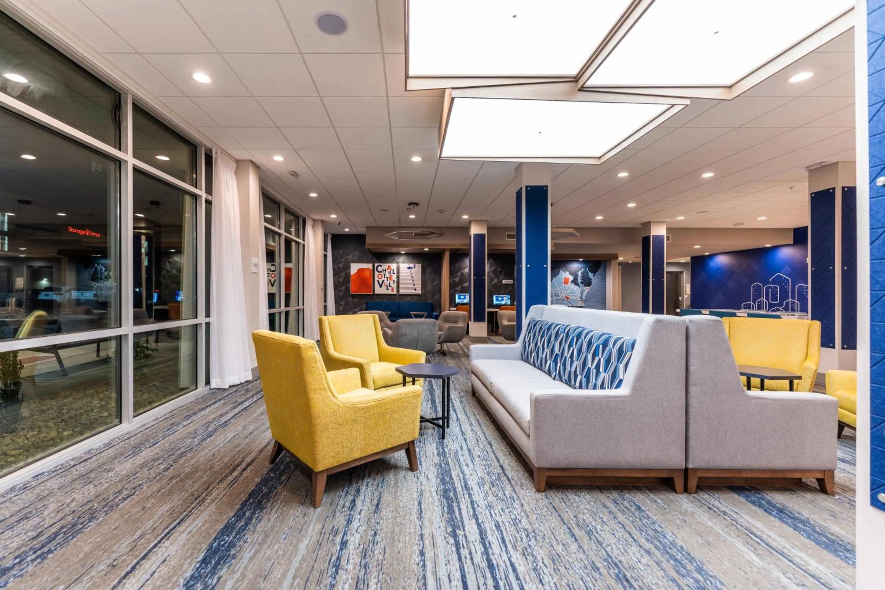 Lobby or reception in Holiday Inn Express & Suites Charlottesville by IHG