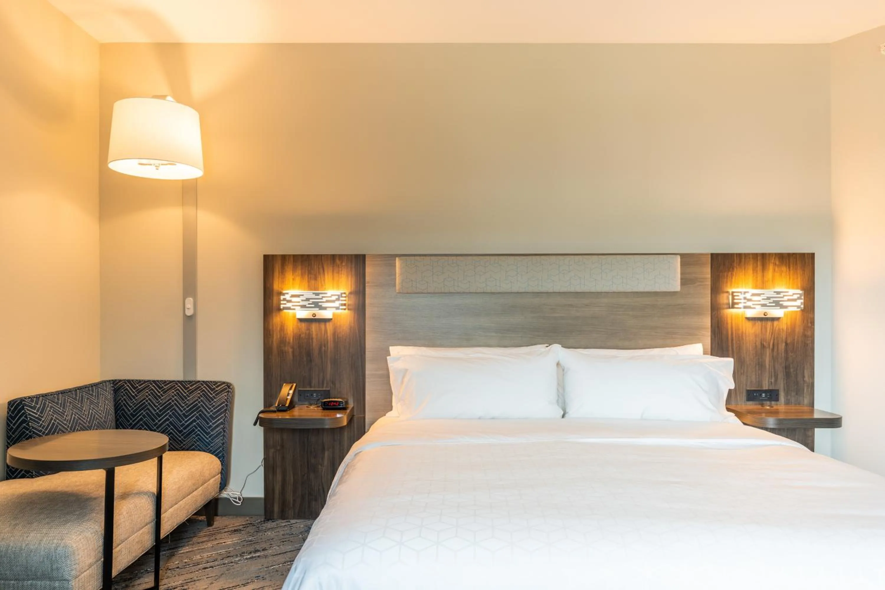 Photo of the whole room, Bed in Holiday Inn Express & Suites Charlottesville by IHG