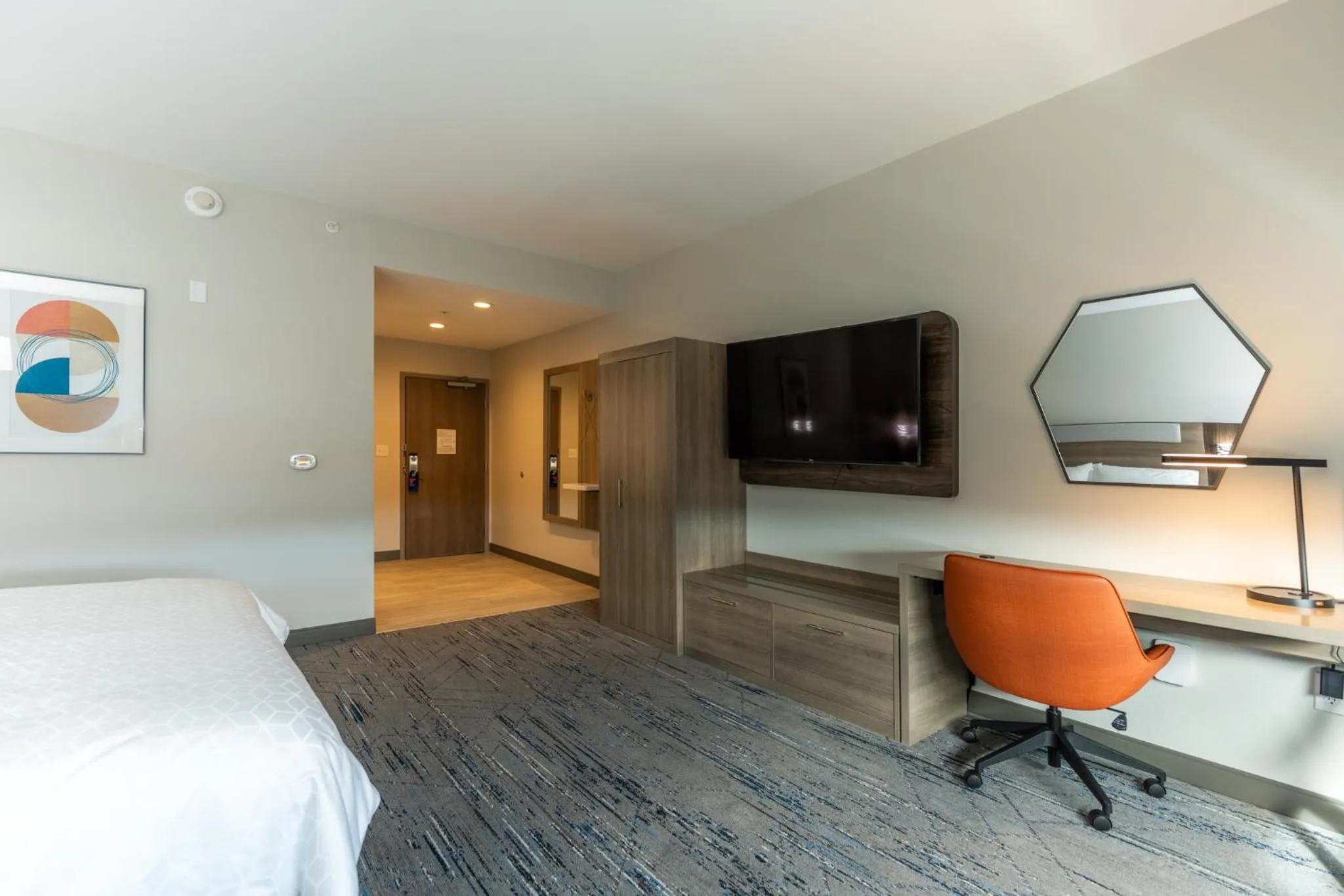 Photo of the whole room, Bed in Holiday Inn Express & Suites Charlottesville by IHG