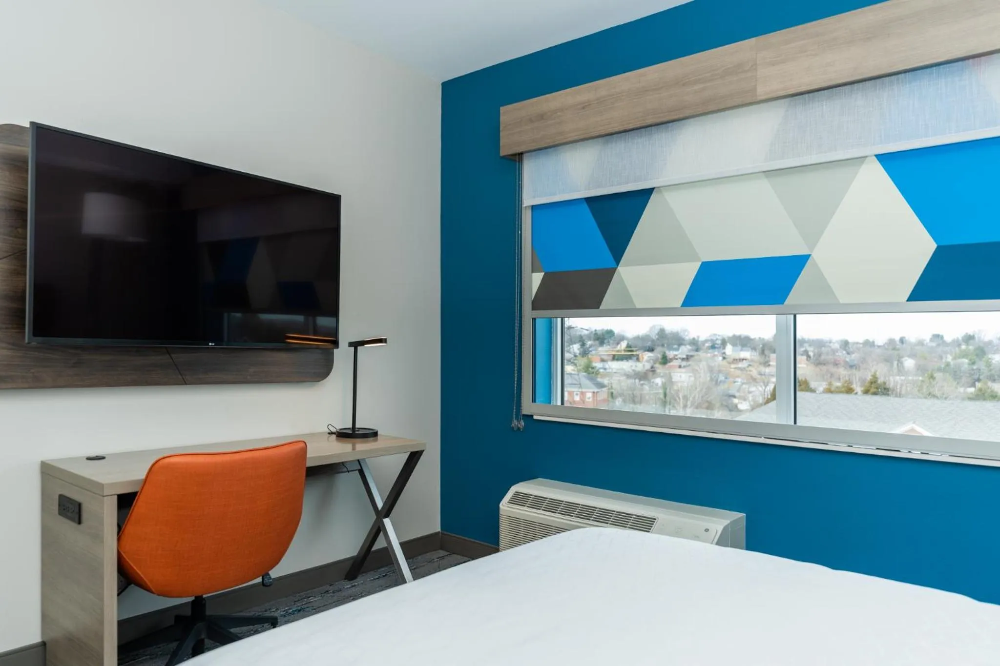 TV and multimedia, Bed in Holiday Inn Express & Suites Charlottesville by IHG