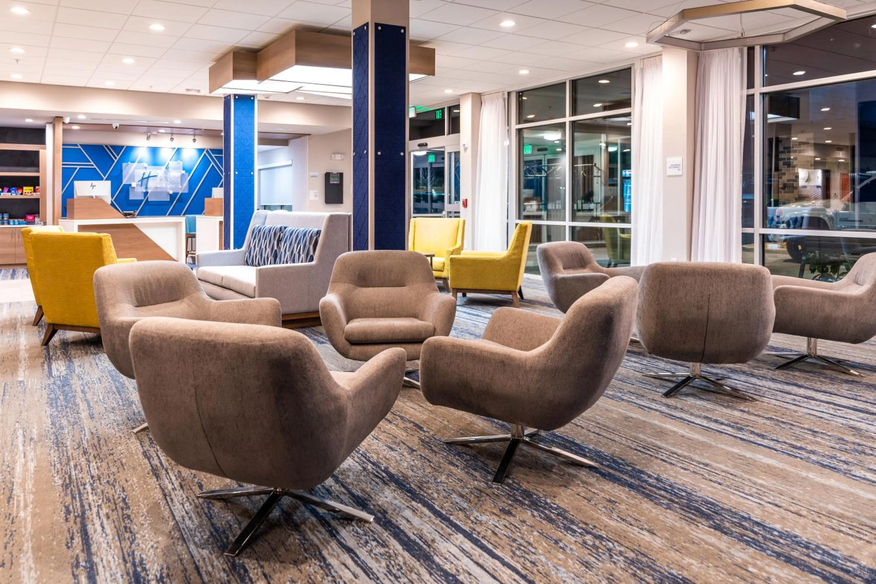 Lobby or reception in Holiday Inn Express & Suites Charlottesville by IHG