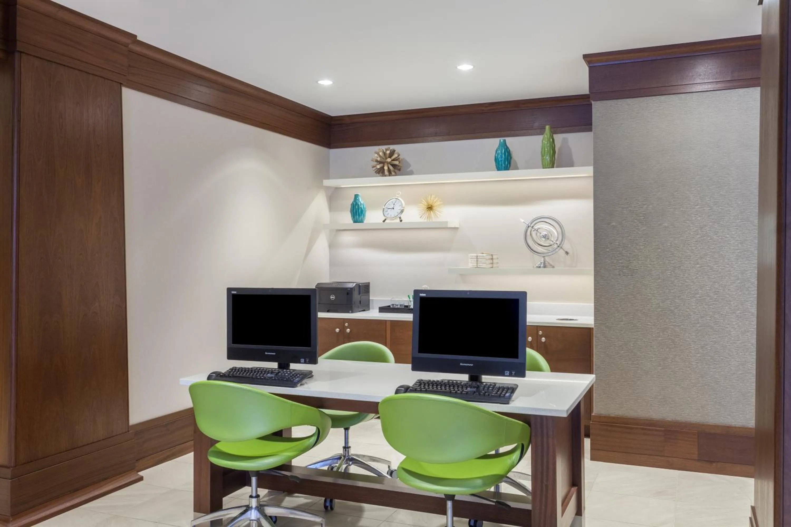 Communal lounge/ TV room in Holiday Inn Express & Suites Charlottesville by IHG