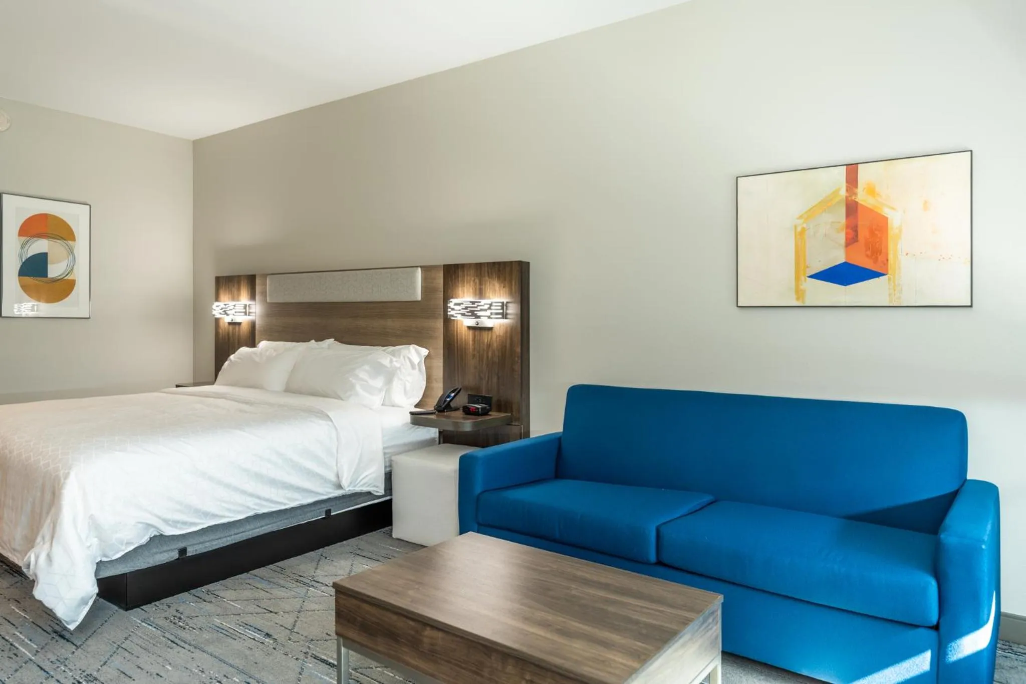 Photo of the whole room, Bed in Holiday Inn Express & Suites Charlottesville by IHG