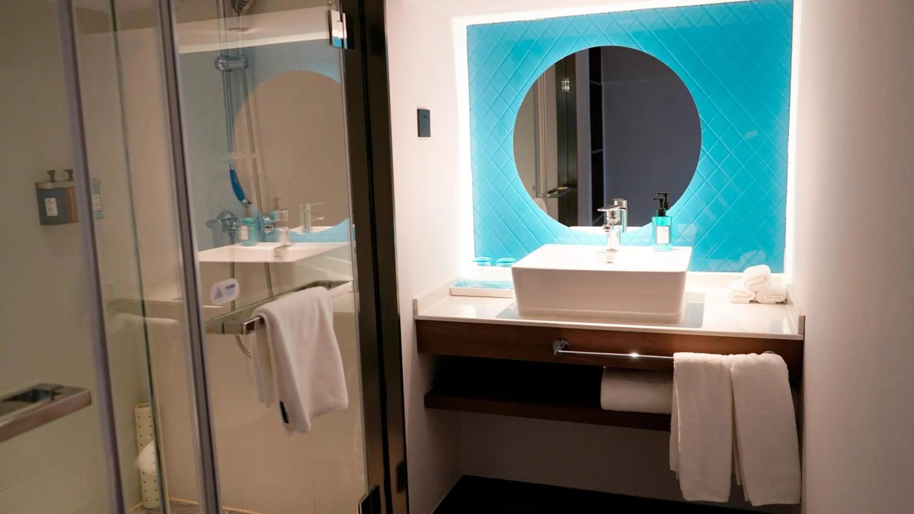 Toilet, Bed in Holiday Inn Express Chongli by IHG