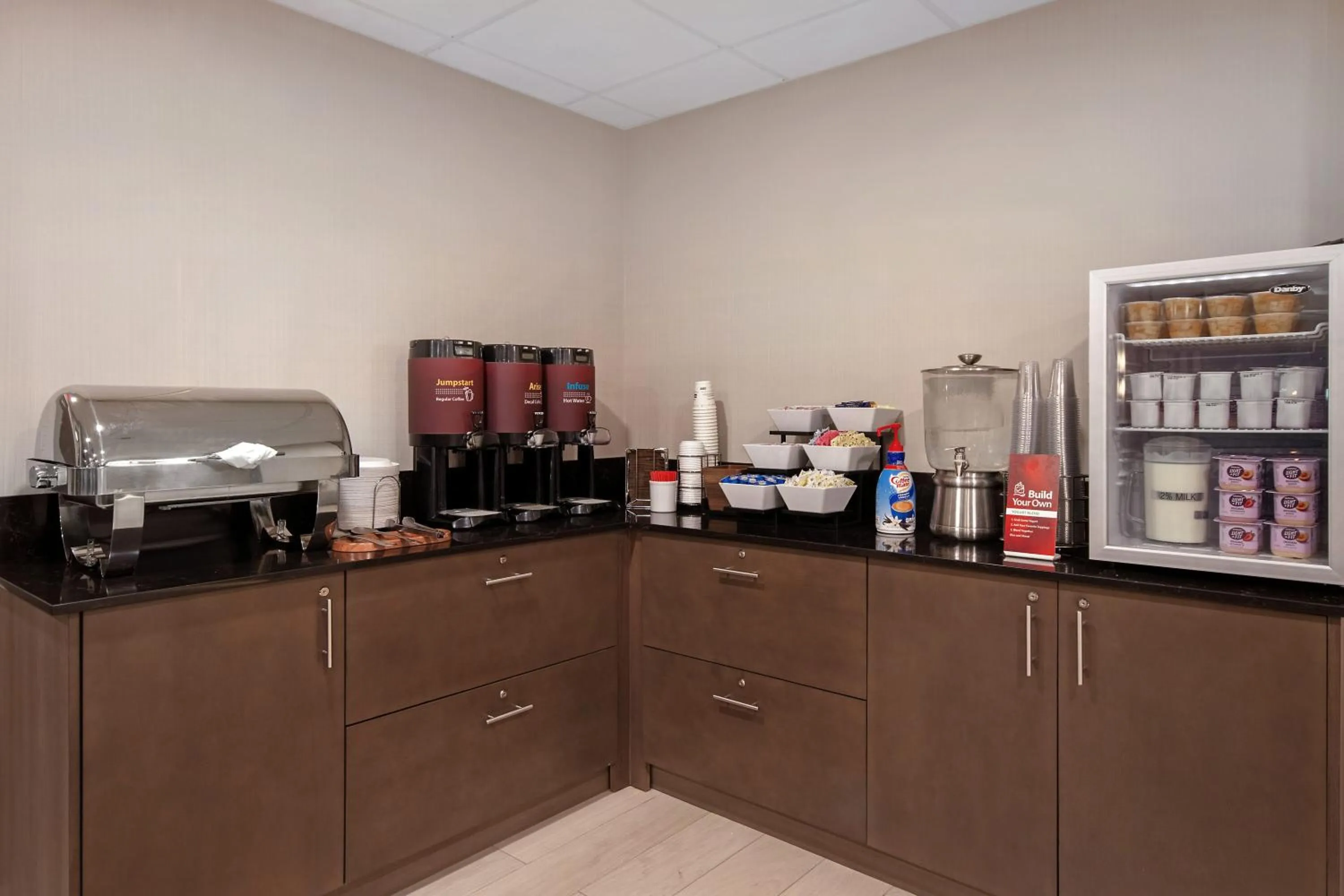 Coffee/tea facilities in Best Western Plus Meadowlands